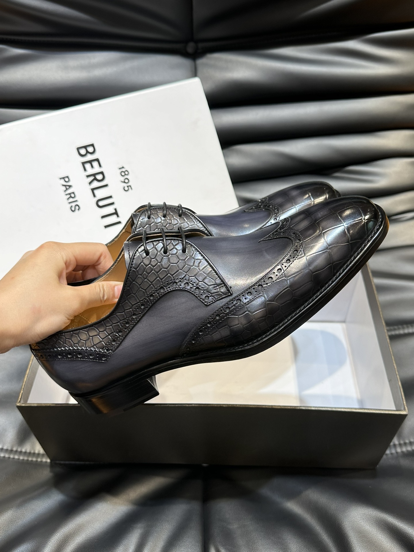 Berluti/布鲁提高端真皮大底正装皮鞋采用进口牛皮鞋面柔软有型手工改色工艺低调奢华气质舒适透气版型小