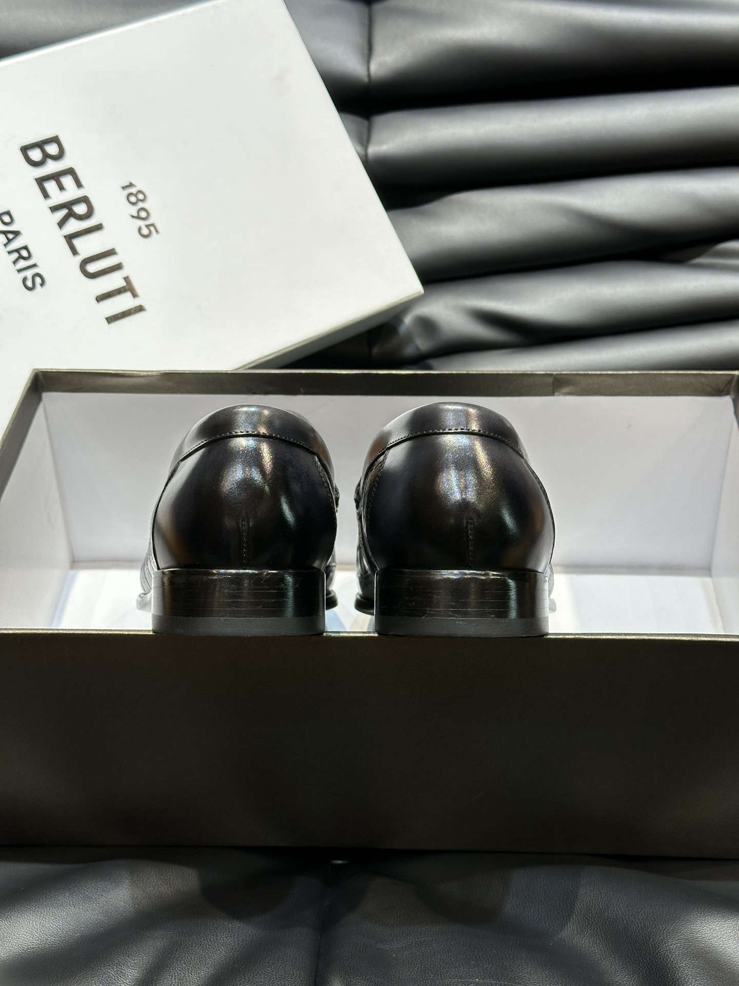 Berluti/布鲁提高端真皮大底正装皮鞋采用进口牛皮鞋面柔软有型手工改色工艺低调奢华气质舒适透气版型小