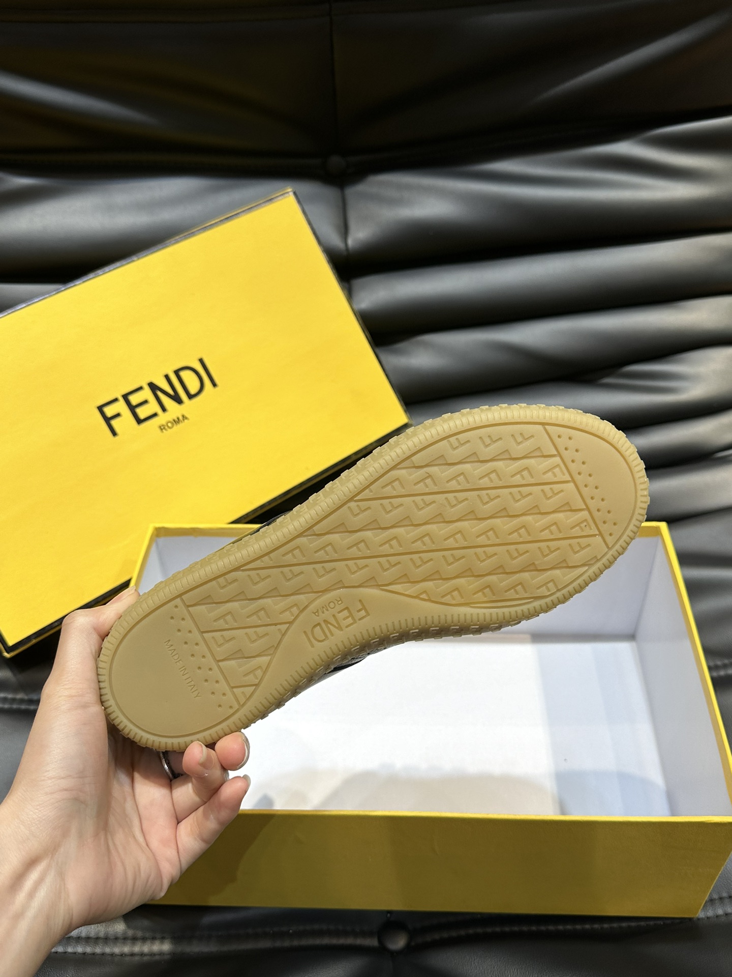 FEND*情侣款低帮系带休闲运动鞋头层牛皮面料打造简约时尚单品橡胶鞋底后跟处带FENDIRoma字样头层