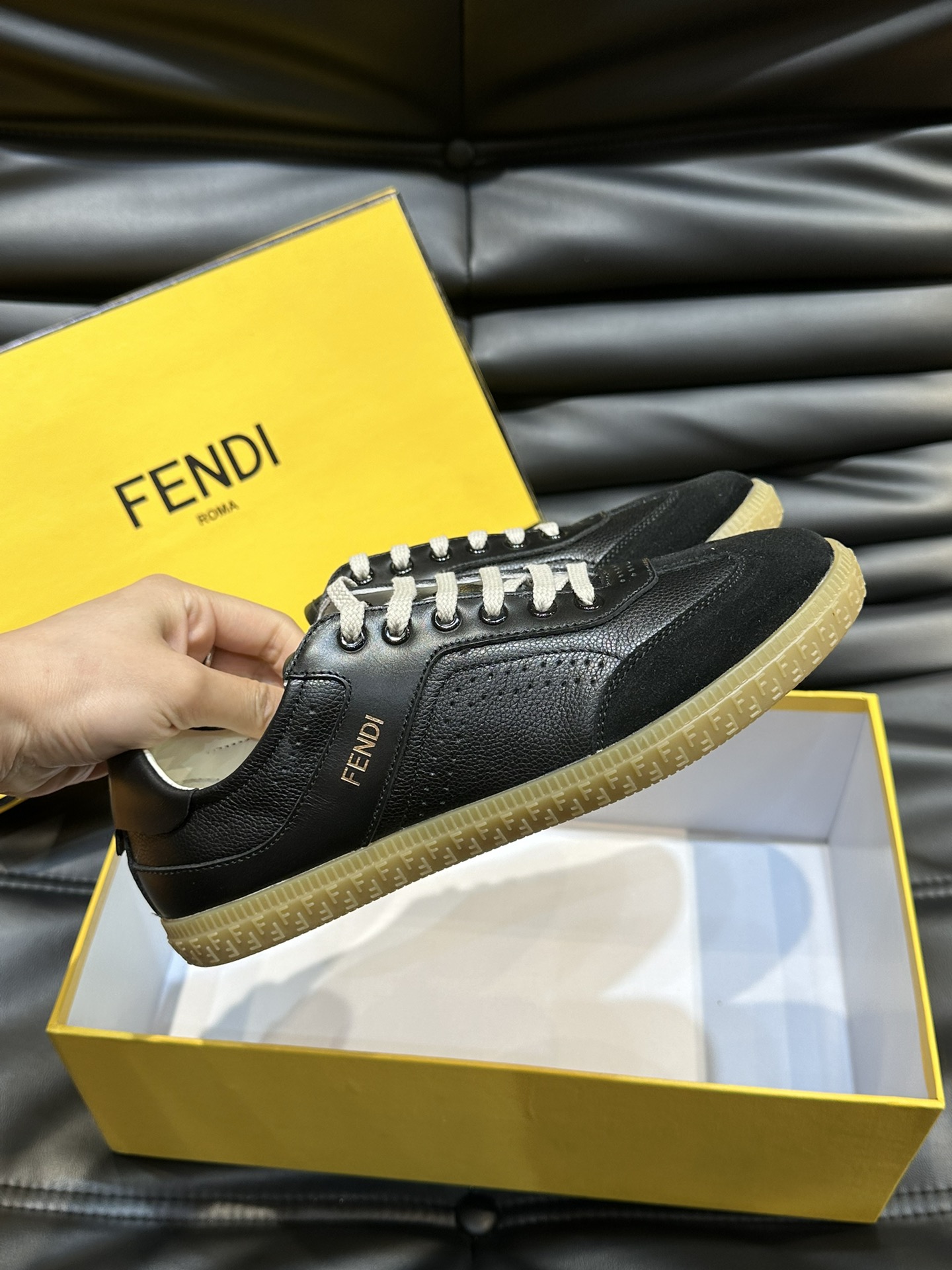 FEND*情侣款低帮系带休闲运动鞋头层牛皮面料打造简约时尚单品橡胶鞋底后跟处带FENDIRoma字样头层