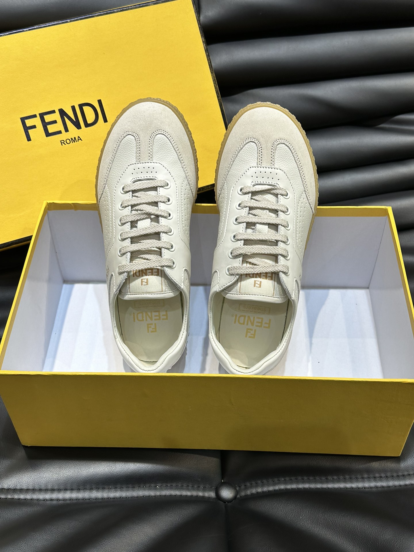 FEND*情侣款低帮系带休闲运动鞋头层牛皮面料打造简约时尚单品橡胶鞋底后跟处带FENDIRoma字样头层