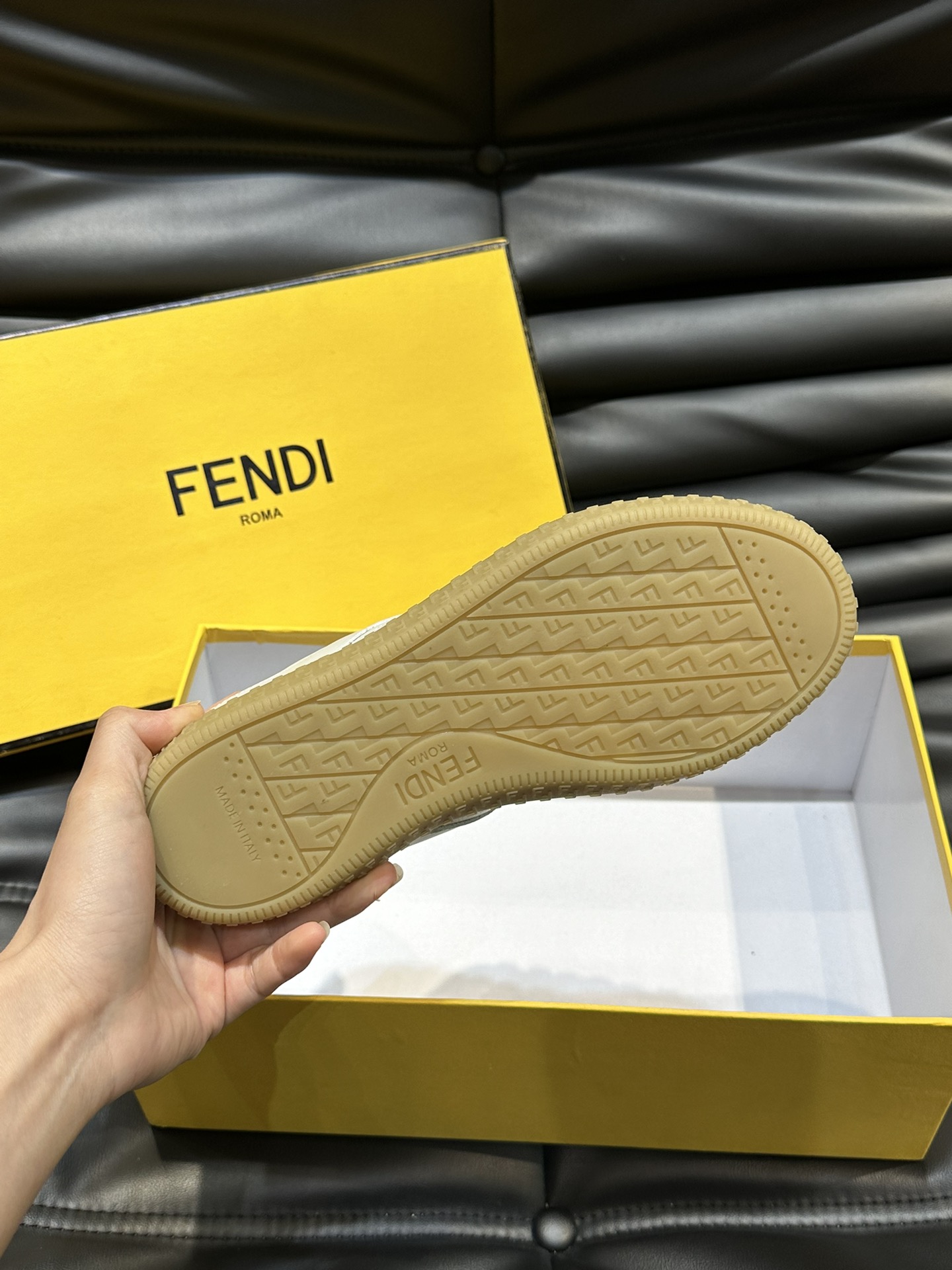 FEND*情侣款低帮系带休闲运动鞋头层牛皮面料打造简约时尚单品橡胶鞋底后跟处带FENDIRoma字样头层