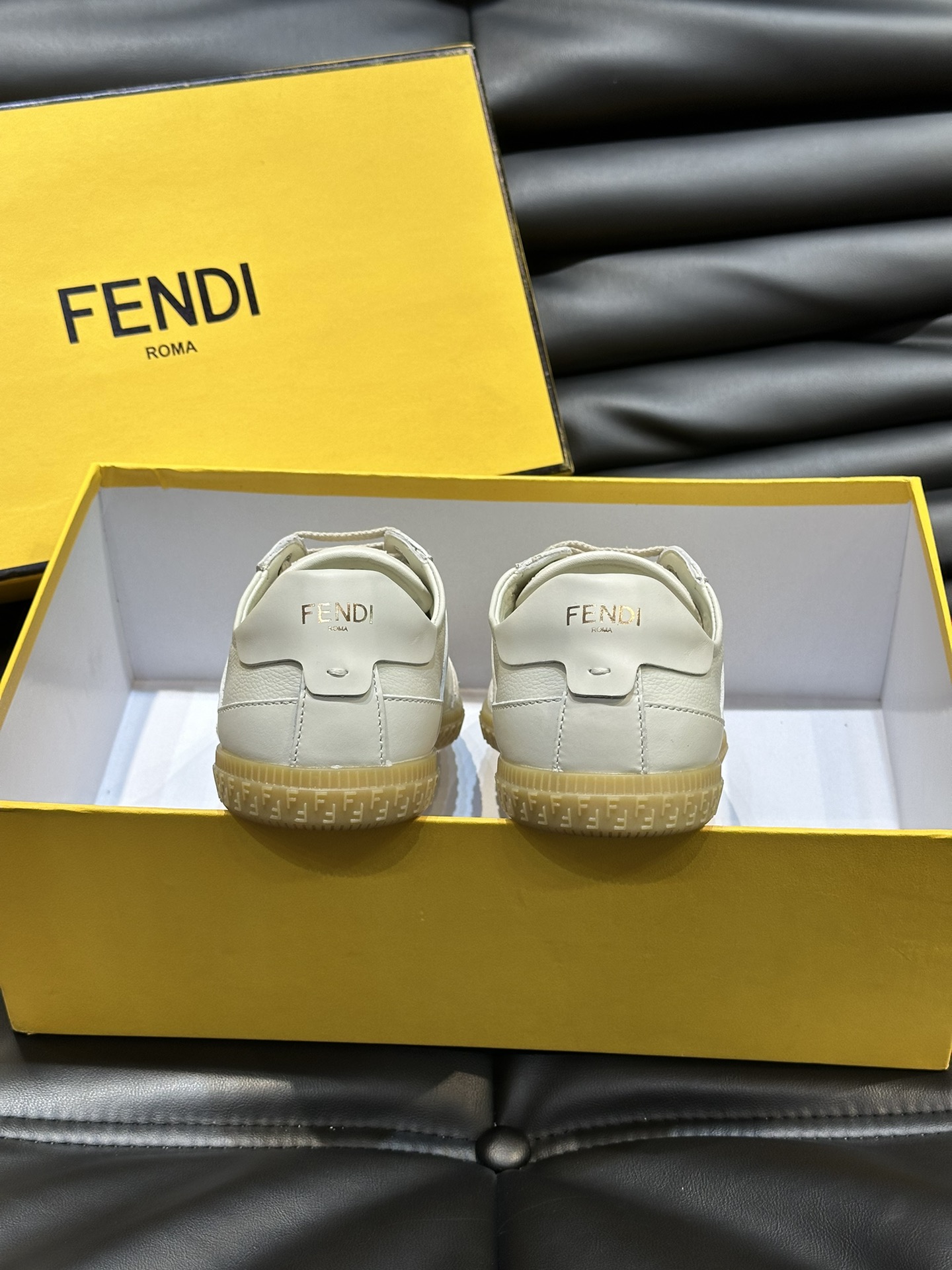 FEND*情侣款低帮系带休闲运动鞋头层牛皮面料打造简约时尚单品橡胶鞋底后跟处带FENDIRoma字样头层