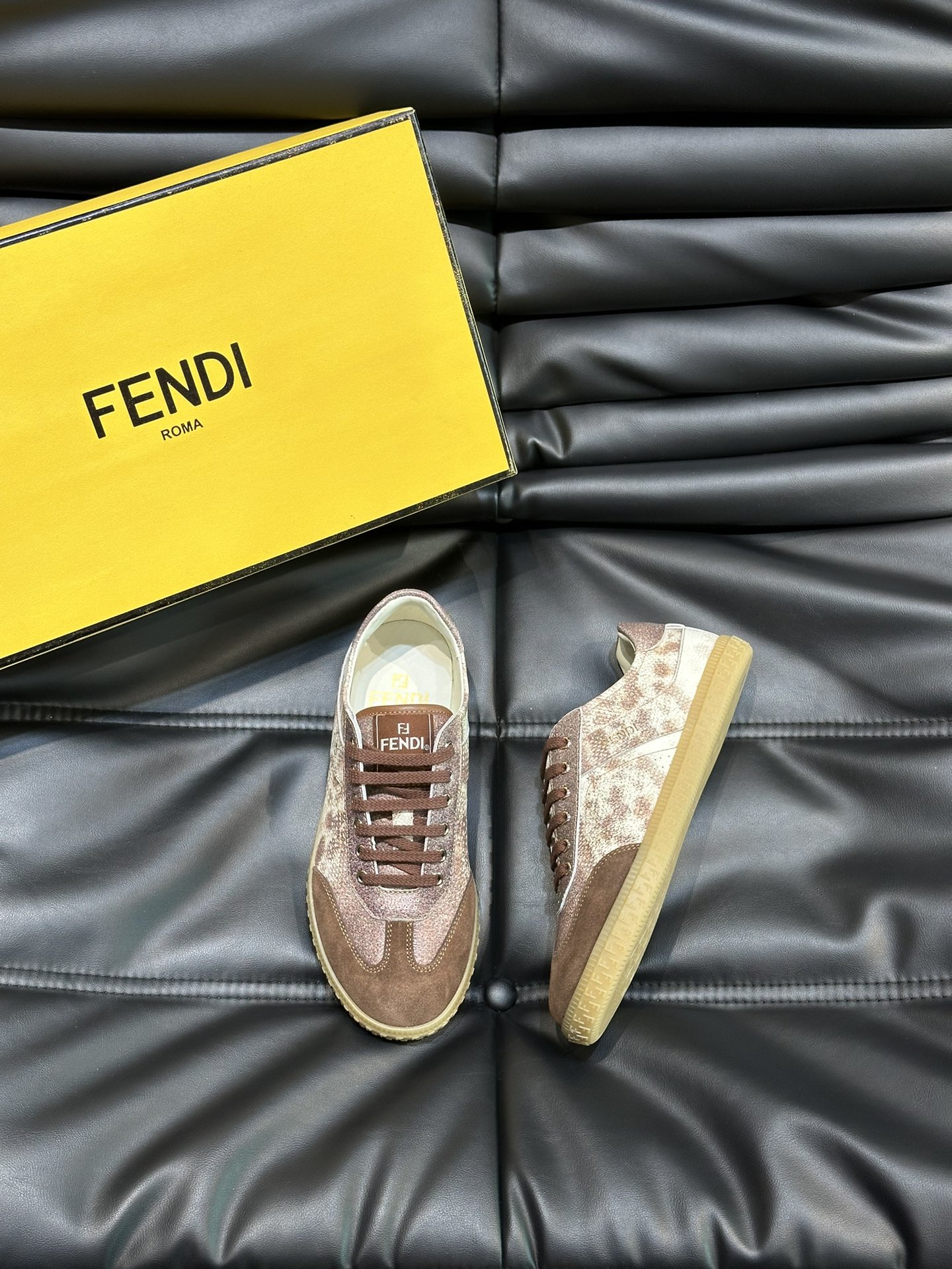 FEND*情侣款低帮系带休闲运动鞋头层牛皮面料打造简约时尚单品橡胶鞋底后跟处带FENDIRoma字样头层