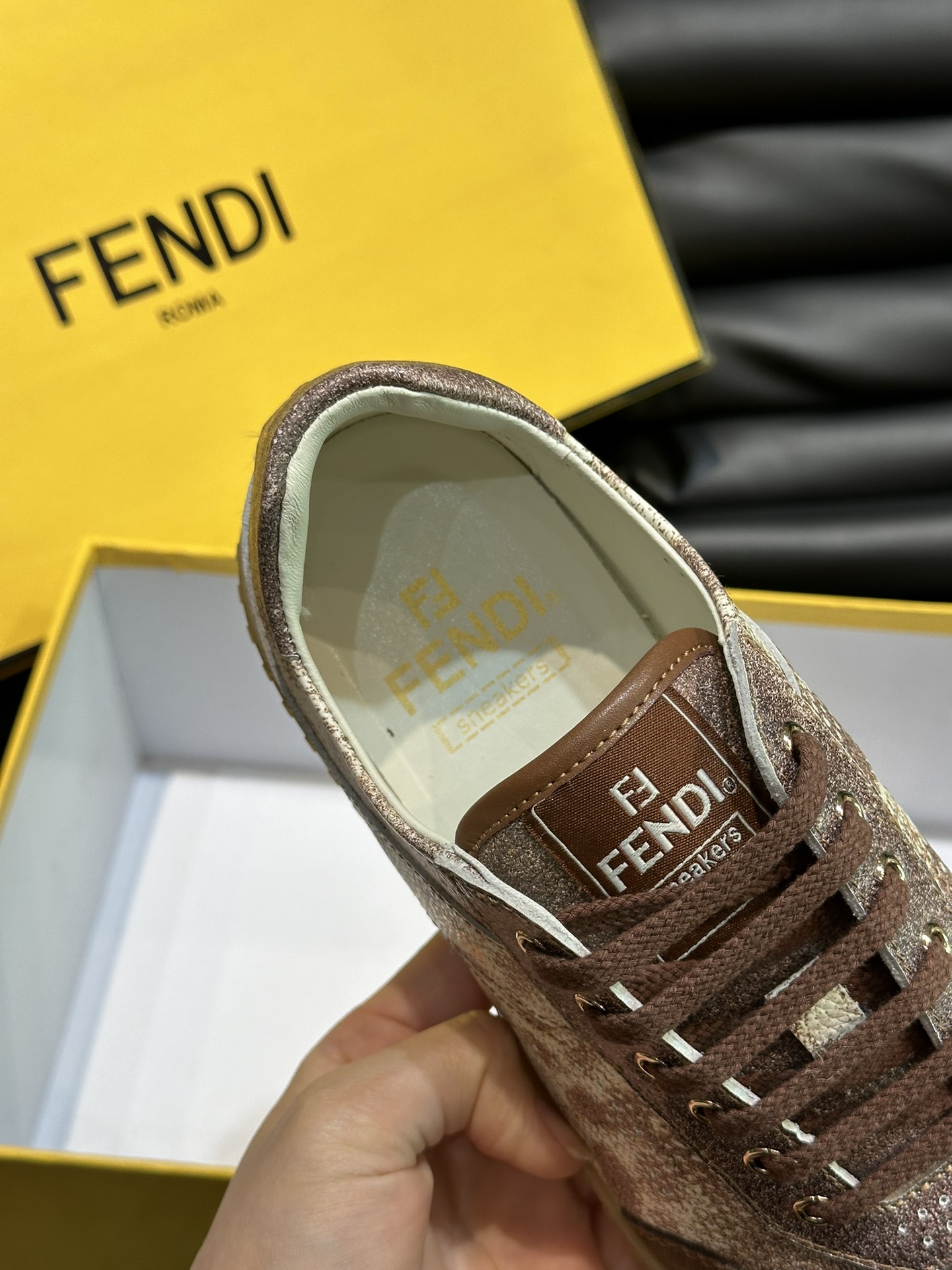 FEND*情侣款低帮系带休闲运动鞋头层牛皮面料打造简约时尚单品橡胶鞋底后跟处带FENDIRoma字样头层