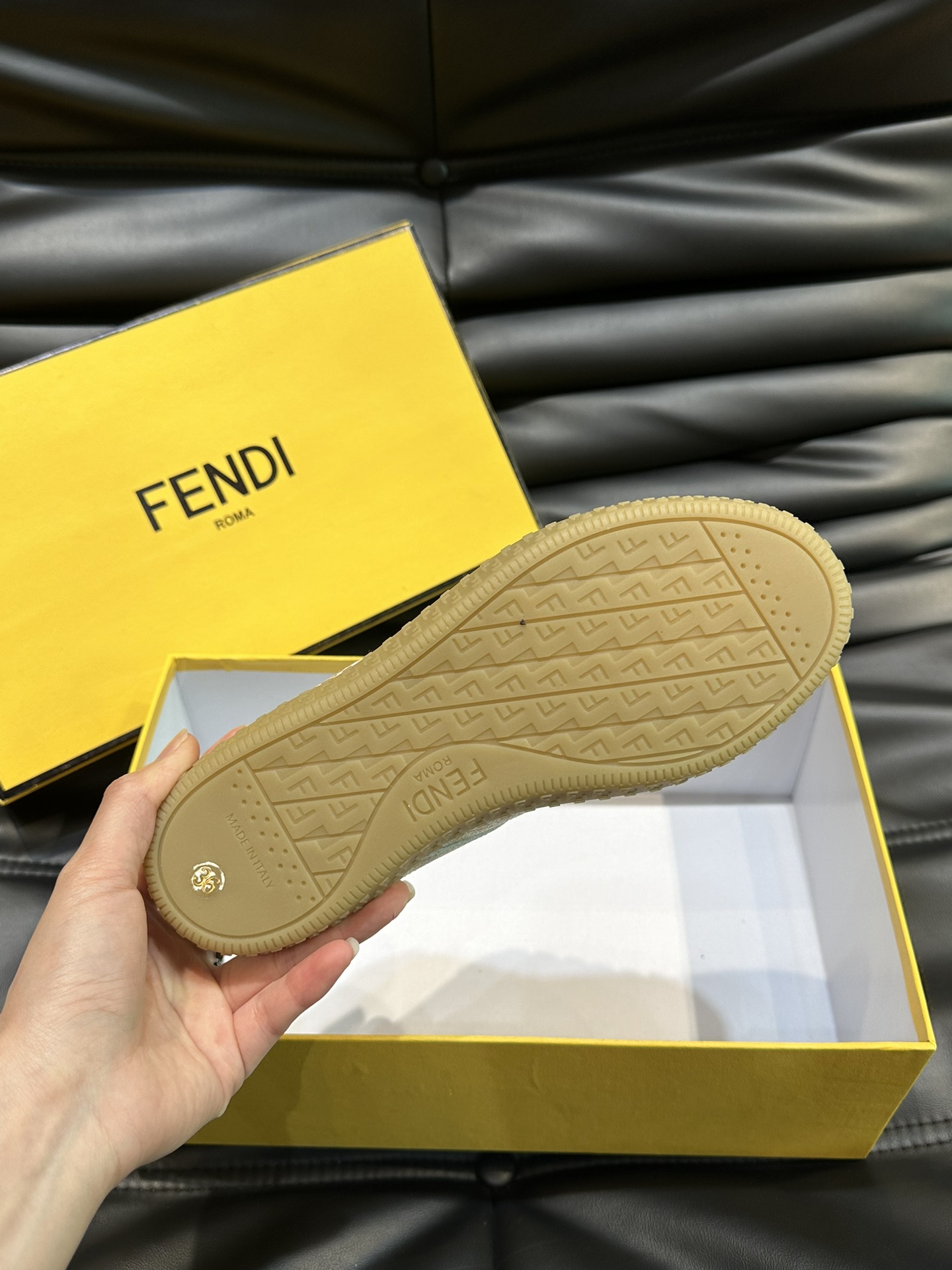 FEND*情侣款低帮系带休闲运动鞋头层牛皮面料打造简约时尚单品橡胶鞋底后跟处带FENDIRoma字样头层