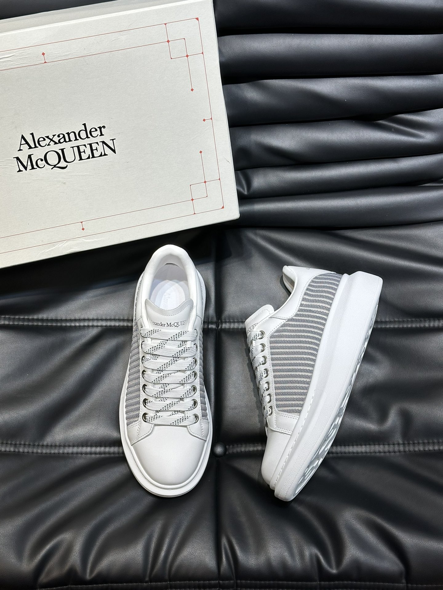 ALEXANDERMCQUEEN/亚历山大麦昆情侣款阔形厚底增高鞋超级无敌百搭全白色小牛皮搭配黑色反绒牛