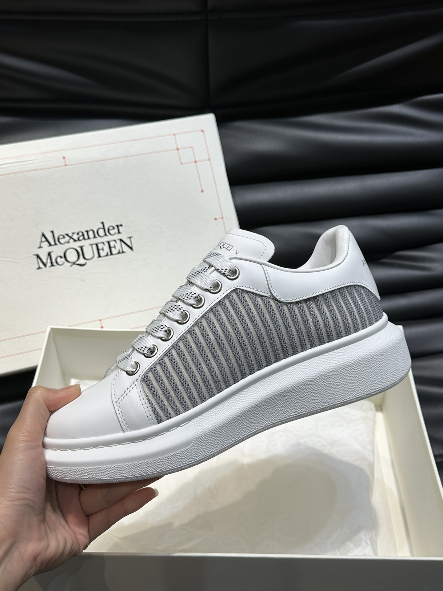 ALEXANDERMCQUEEN/亚历山大麦昆情侣款阔形厚底增高鞋超级无敌百搭全白色小牛皮搭配黑色反绒牛