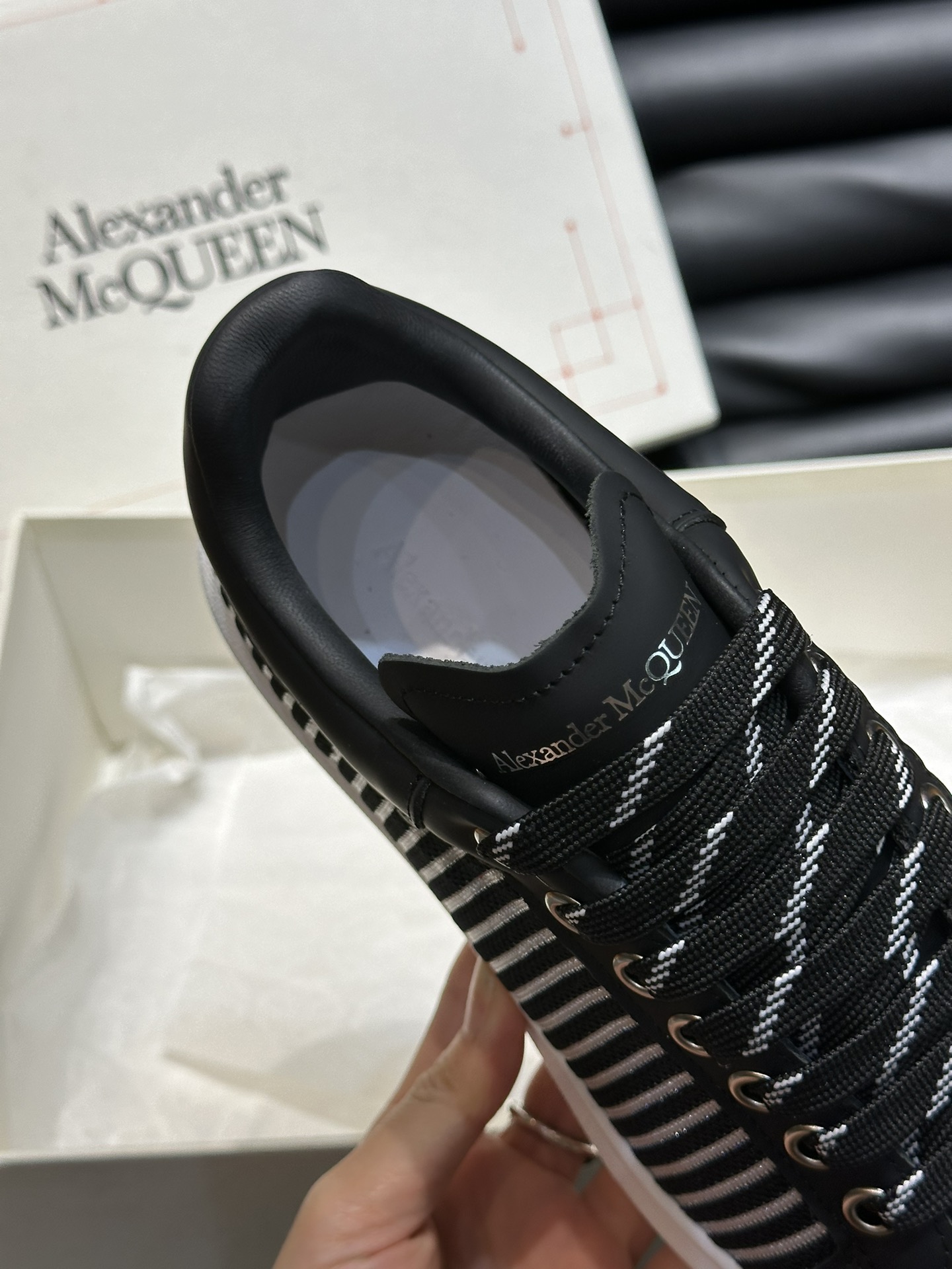 ALEXANDERMCQUEEN/亚历山大麦昆情侣款阔形厚底增高鞋超级无敌百搭全白色小牛皮搭配黑色反绒牛