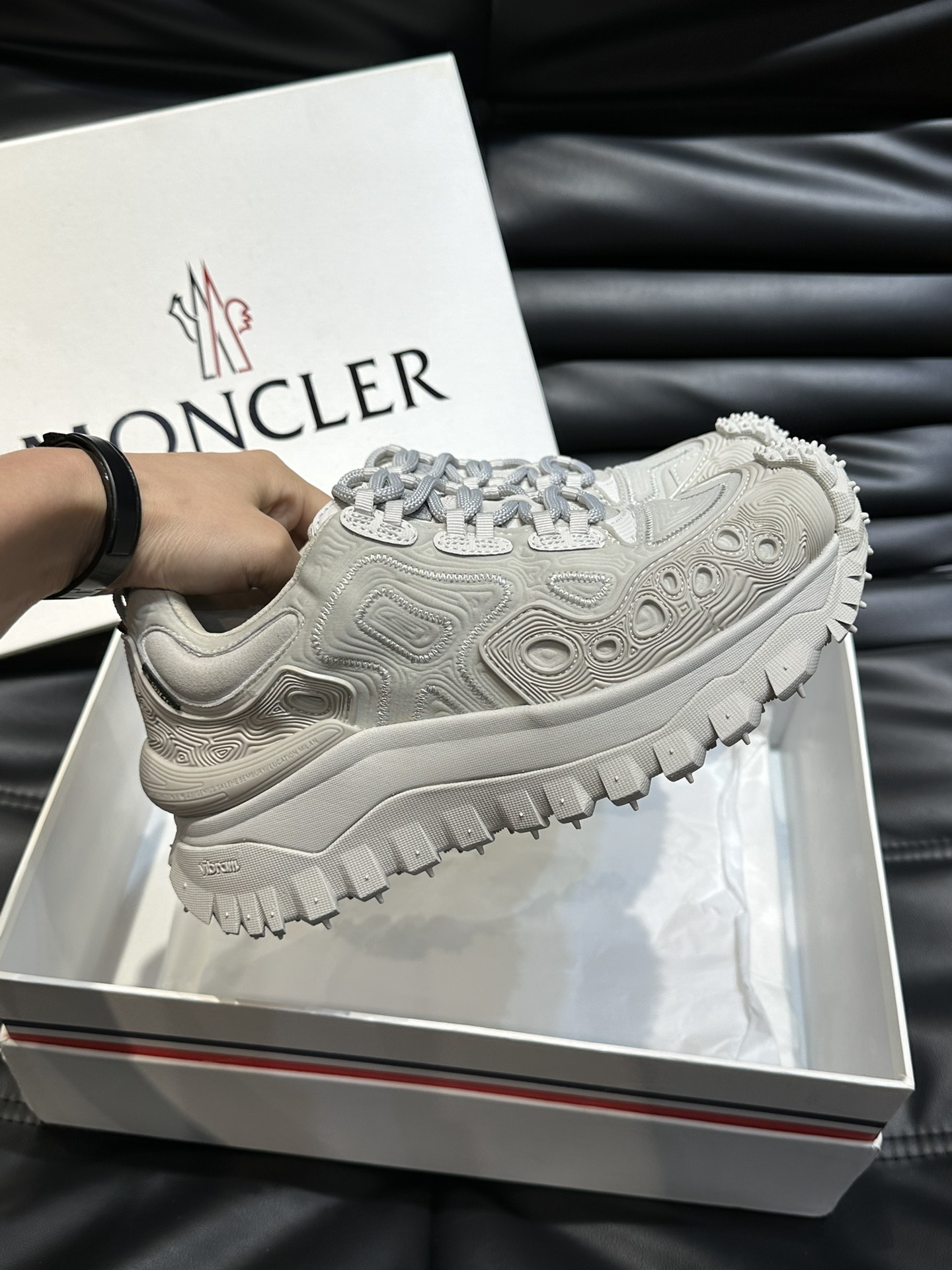 Moncler/蒙口情侣款户外系带运动鞋具有舒适防滑性能采用皮革和科技面料制成专为户外跑步或都市漫步而设