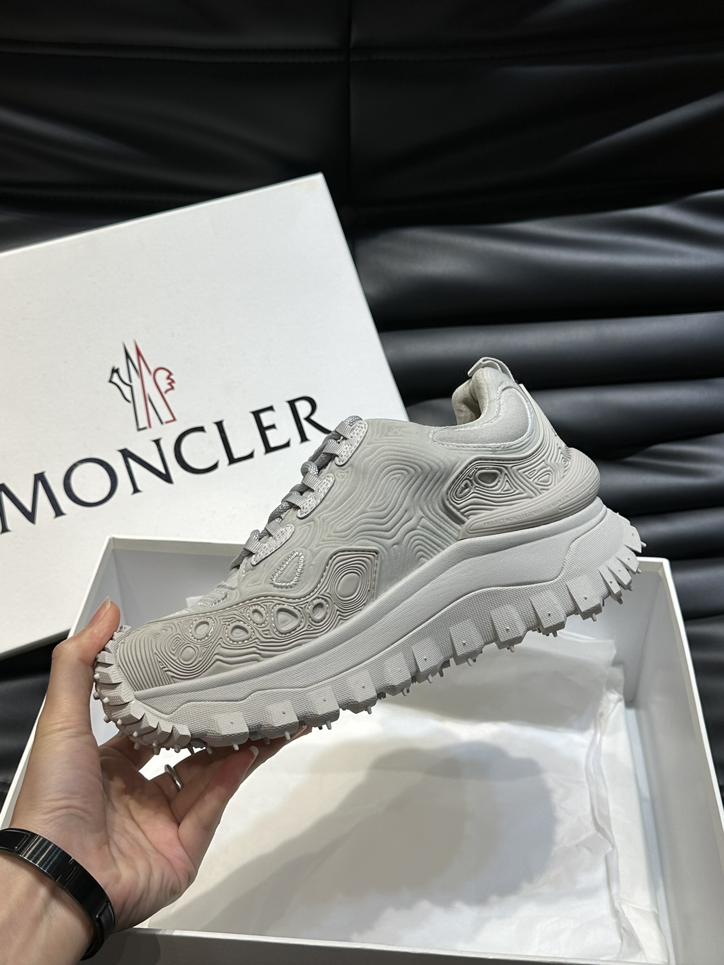 Moncler/蒙口情侣款户外系带运动鞋具有舒适防滑性能采用皮革和科技面料制成专为户外跑步或都市漫步而设