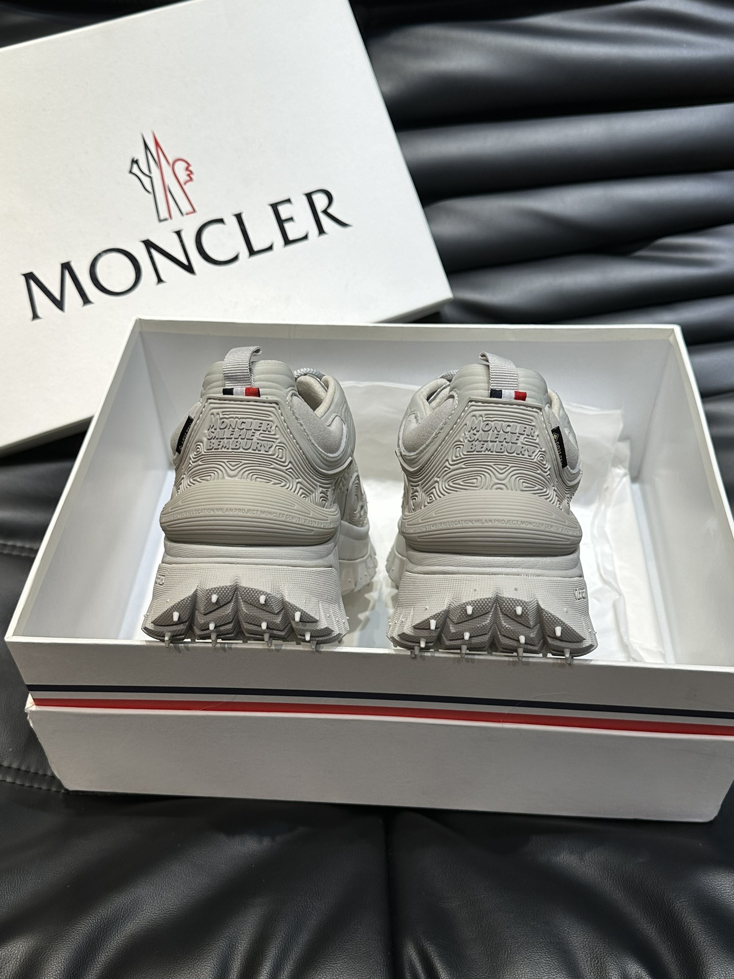 Moncler/蒙口情侣款户外系带运动鞋具有舒适防滑性能采用皮革和科技面料制成专为户外跑步或都市漫步而设