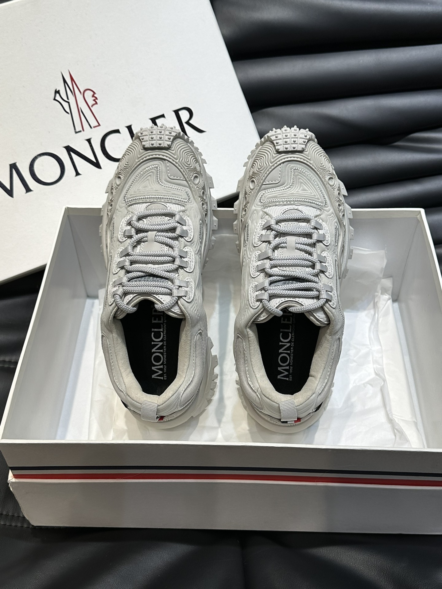 Moncler/蒙口情侣款户外系带运动鞋具有舒适防滑性能采用皮革和科技面料制成专为户外跑步或都市漫步而设