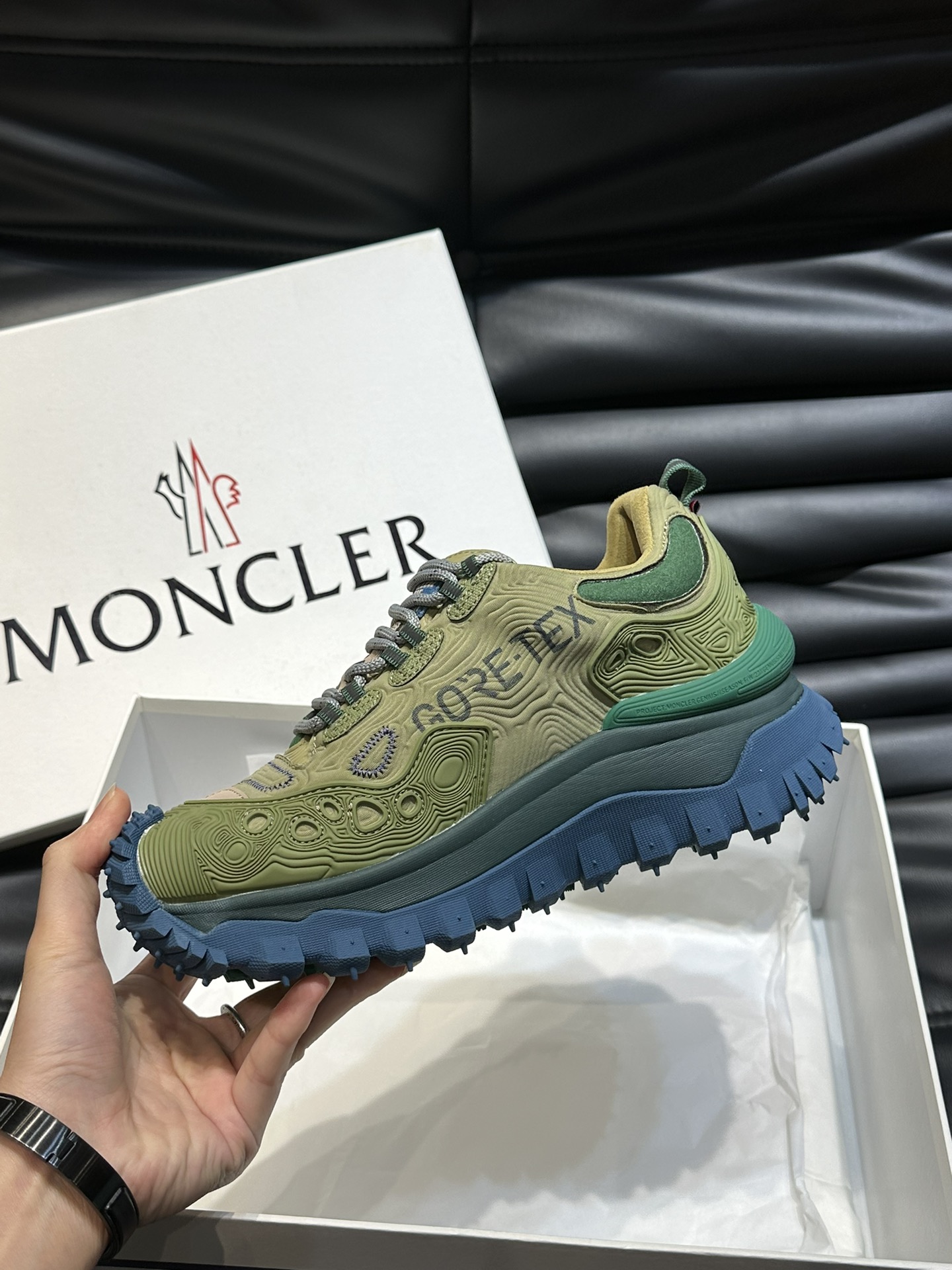 Moncler/蒙口情侣款户外系带运动鞋具有舒适防滑性能采用皮革和科技面料制成专为户外跑步或都市漫步而设