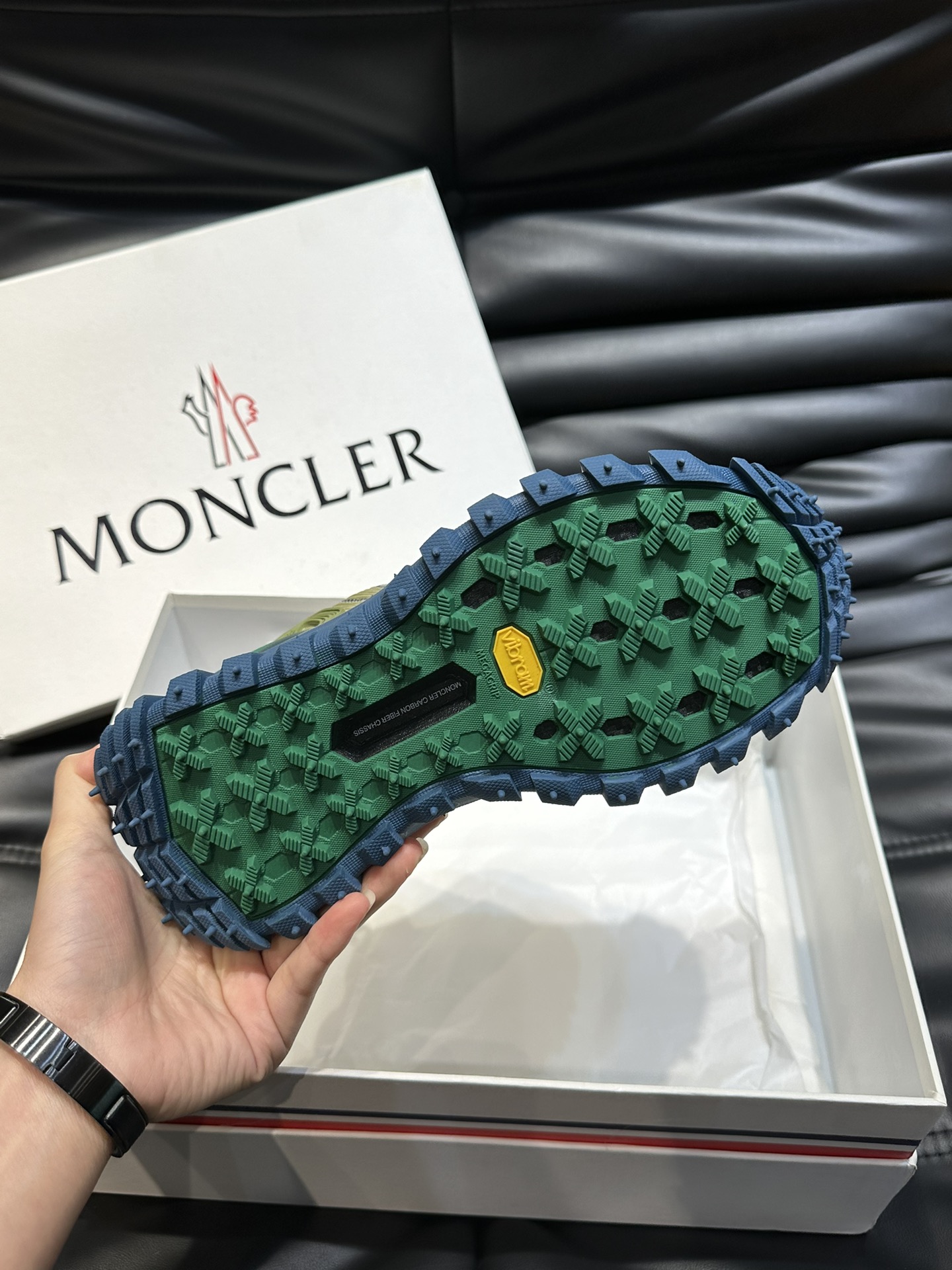 Moncler/蒙口情侣款户外系带运动鞋具有舒适防滑性能采用皮革和科技面料制成专为户外跑步或都市漫步而设