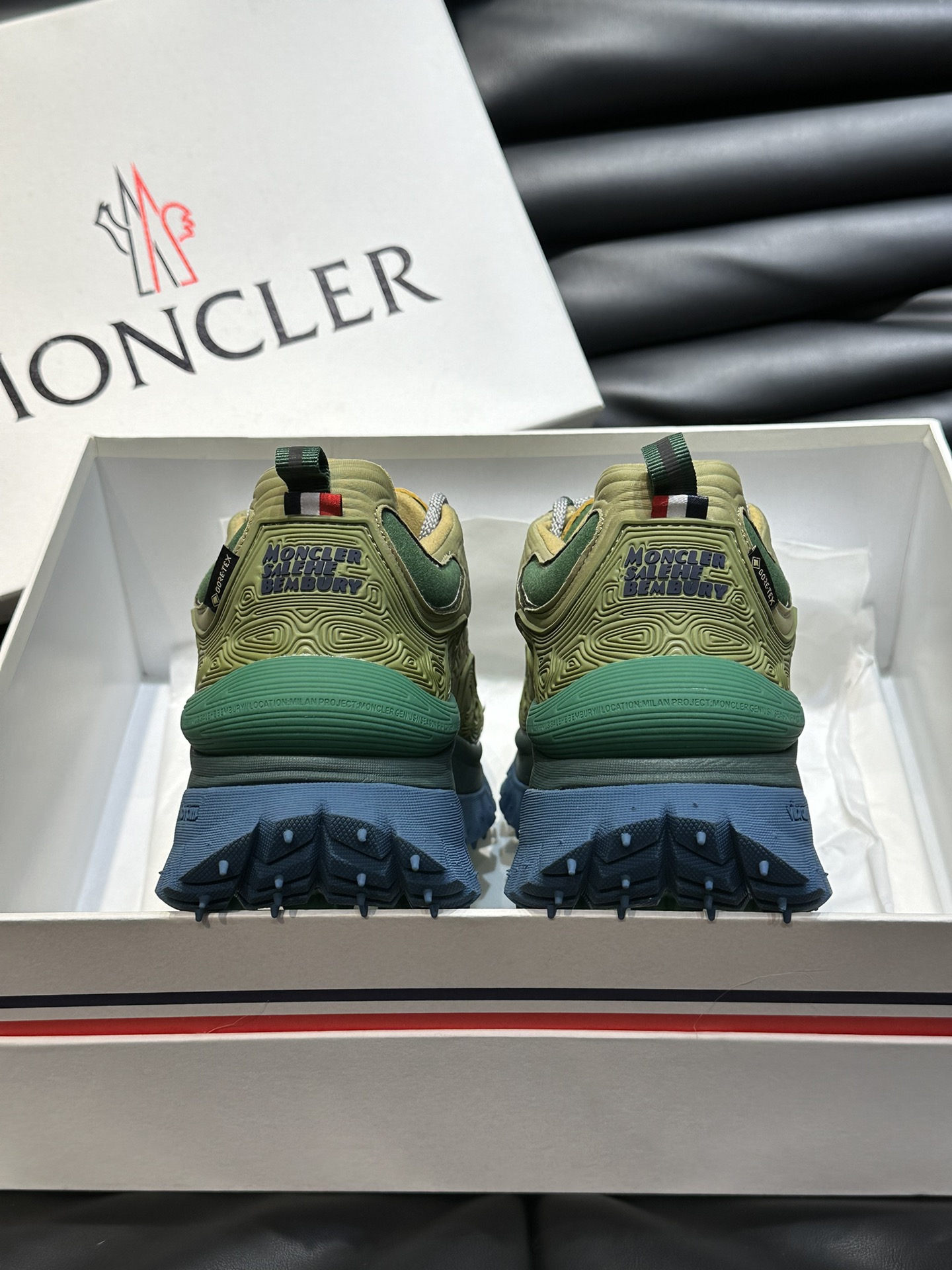 Moncler/蒙口情侣款户外系带运动鞋具有舒适防滑性能采用皮革和科技面料制成专为户外跑步或都市漫步而设