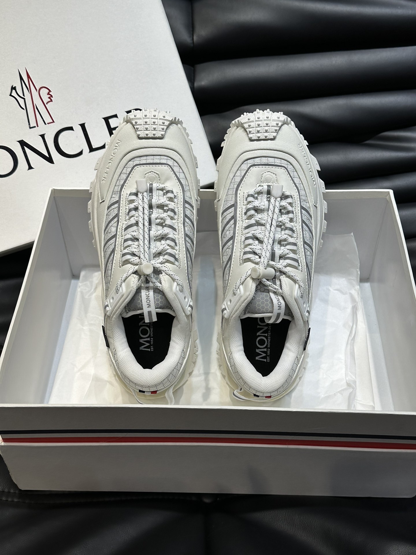 Moncler/蒙口情侣款户外系带运动鞋具有舒适防滑性能采用皮革和科技面料制成专为户外跑步或都市漫步而设