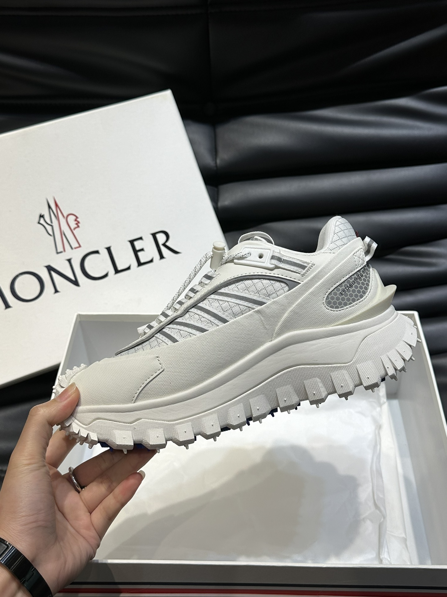 Moncler/蒙口情侣款户外系带运动鞋具有舒适防滑性能采用皮革和科技面料制成专为户外跑步或都市漫步而设