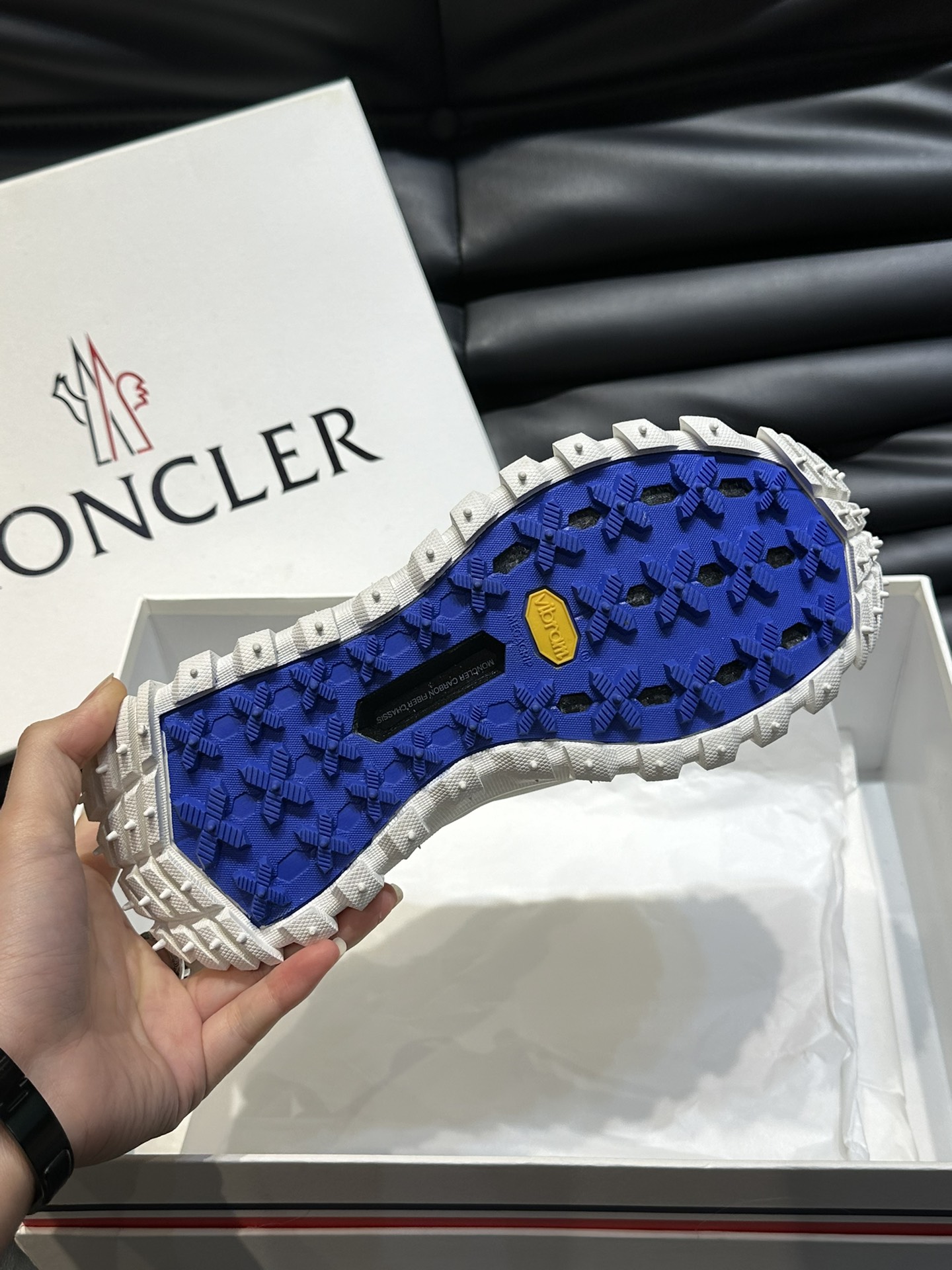 Moncler/蒙口情侣款户外系带运动鞋具有舒适防滑性能采用皮革和科技面料制成专为户外跑步或都市漫步而设