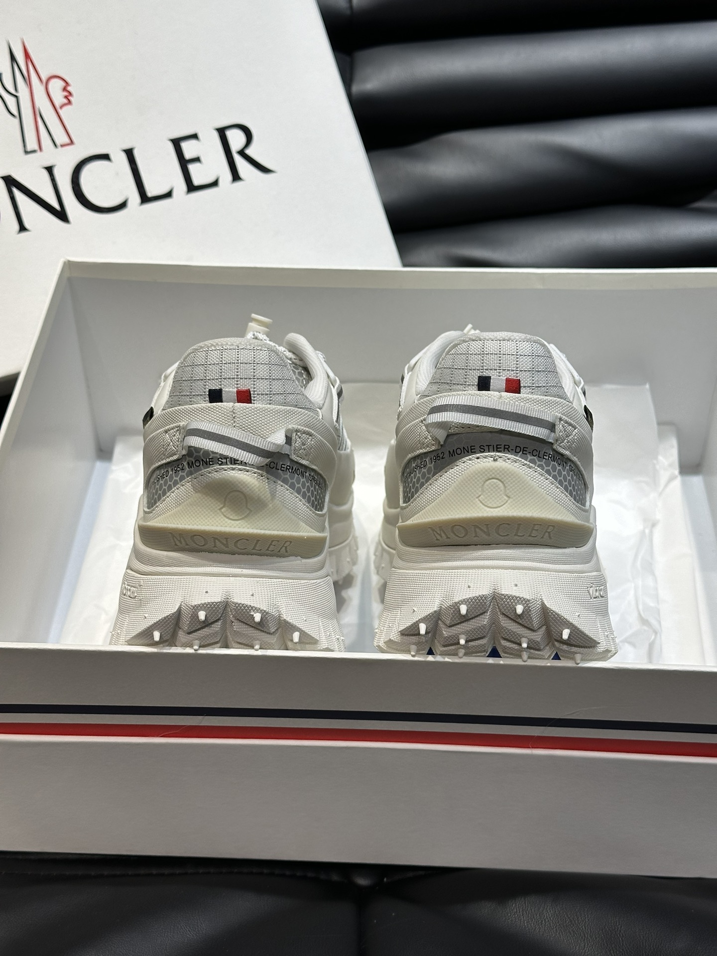 Moncler/蒙口情侣款户外系带运动鞋具有舒适防滑性能采用皮革和科技面料制成专为户外跑步或都市漫步而设