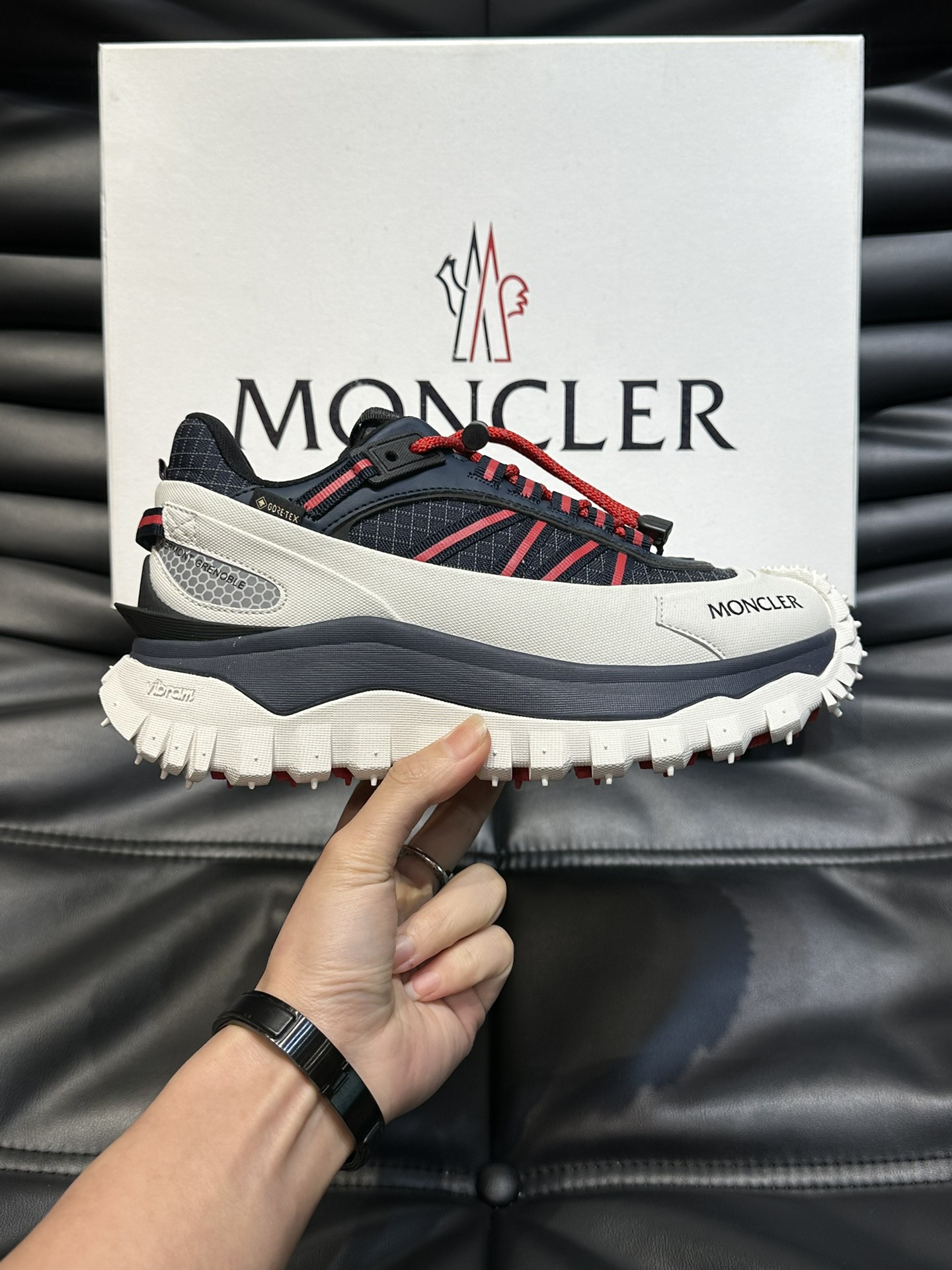 Moncler/蒙口情侣款户外系带运动鞋具有舒适防滑性能采用皮革和科技面料制成专为户外跑步或都市漫步而设