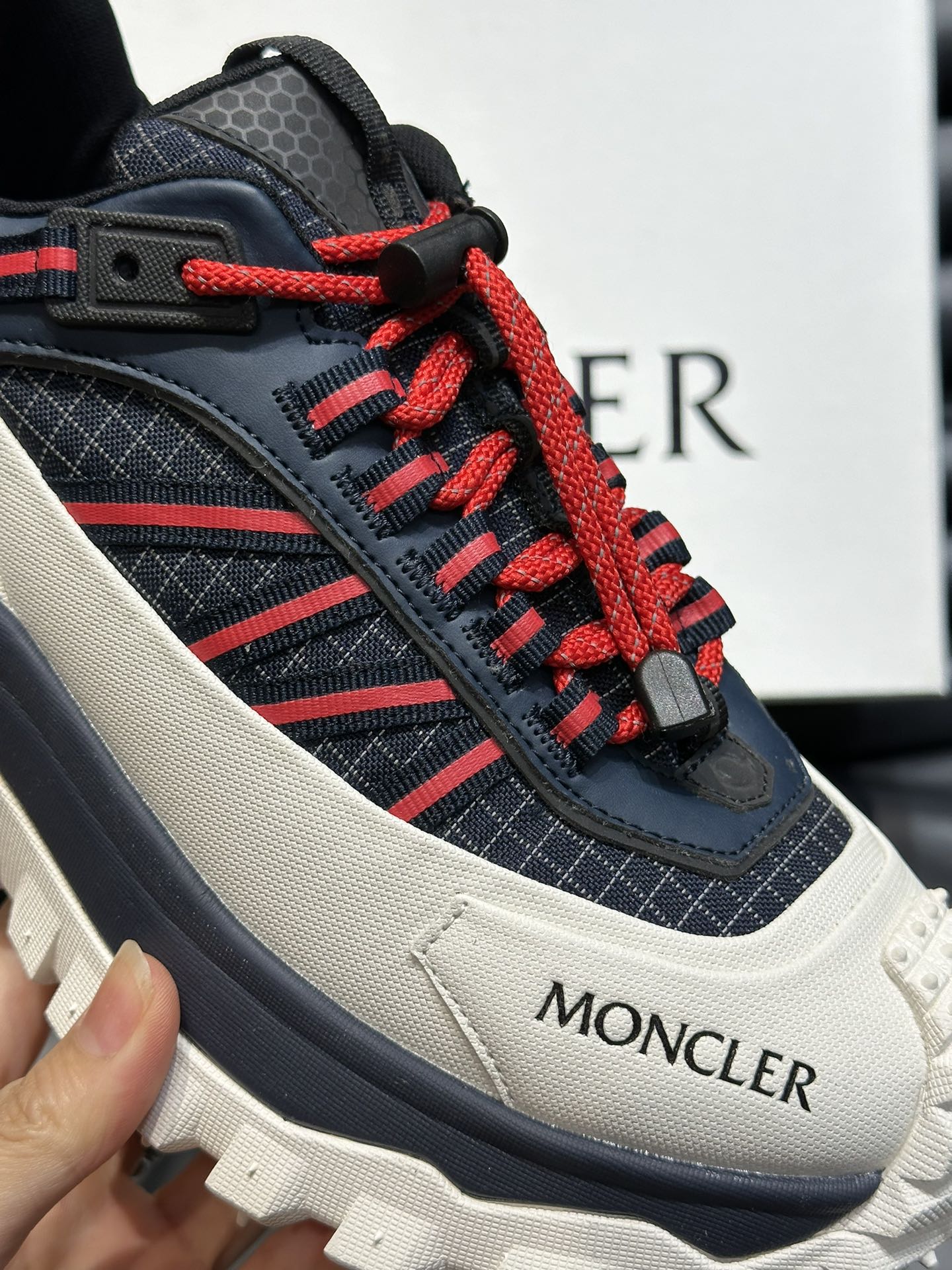 Moncler/蒙口情侣款户外系带运动鞋具有舒适防滑性能采用皮革和科技面料制成专为户外跑步或都市漫步而设