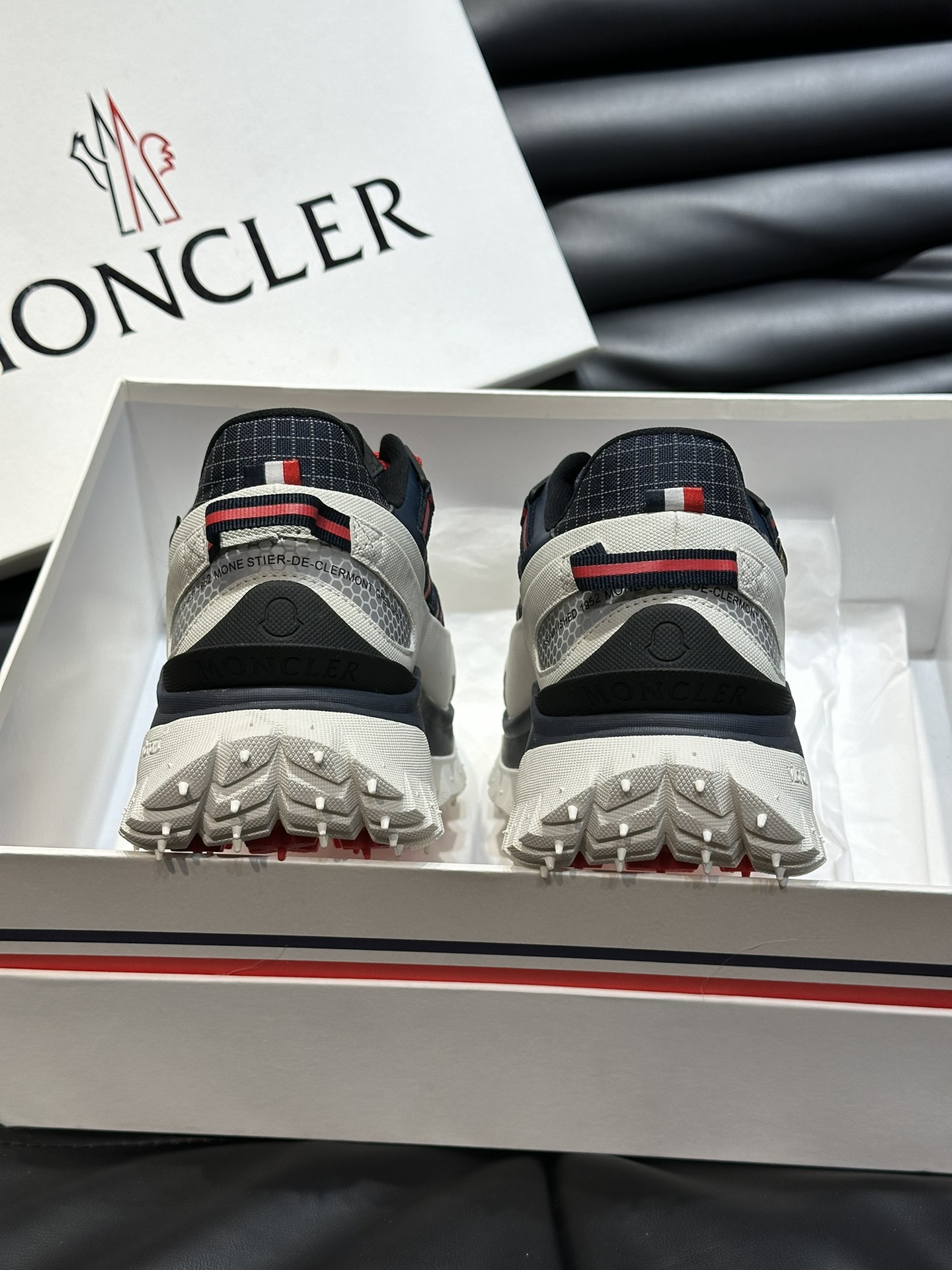 Moncler/蒙口情侣款户外系带运动鞋具有舒适防滑性能采用皮革和科技面料制成专为户外跑步或都市漫步而设