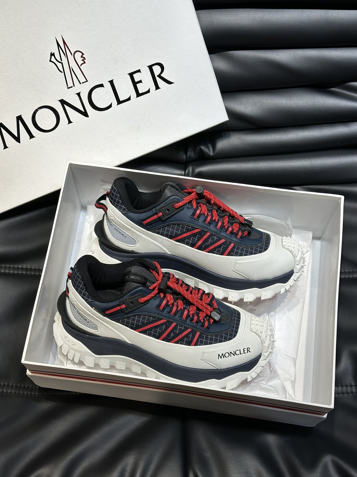 Moncler/蒙口情侣款户外系带运动鞋具有舒适防滑性能采用皮革和科技面料制成专为户外跑步或都市漫步而设