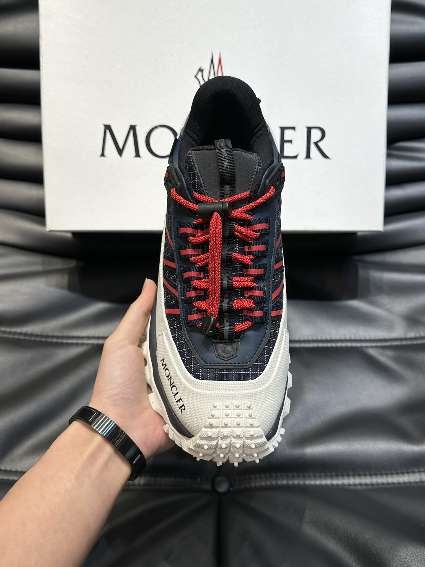 Moncler/蒙口情侣款户外系带运动鞋具有舒适防滑性能采用皮革和科技面料制成专为户外跑步或都市漫步而设