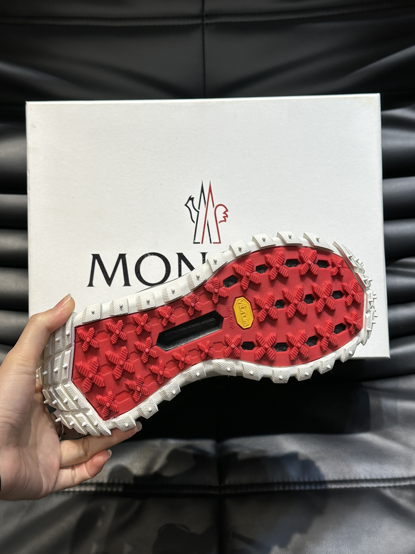 Moncler/蒙口情侣款户外系带运动鞋具有舒适防滑性能采用皮革和科技面料制成专为户外跑步或都市漫步而设