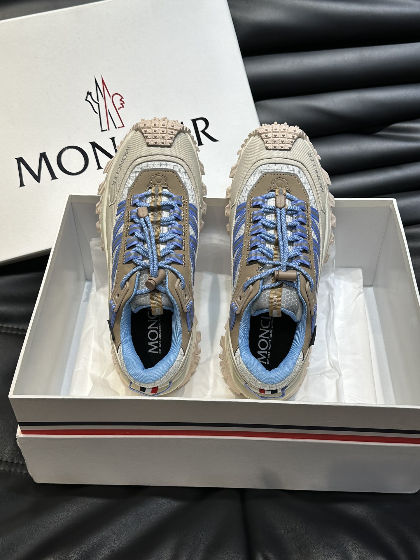 Moncler/蒙口情侣款户外系带运动鞋具有舒适防滑性能采用皮革和科技面料制成专为户外跑步或都市漫步而设