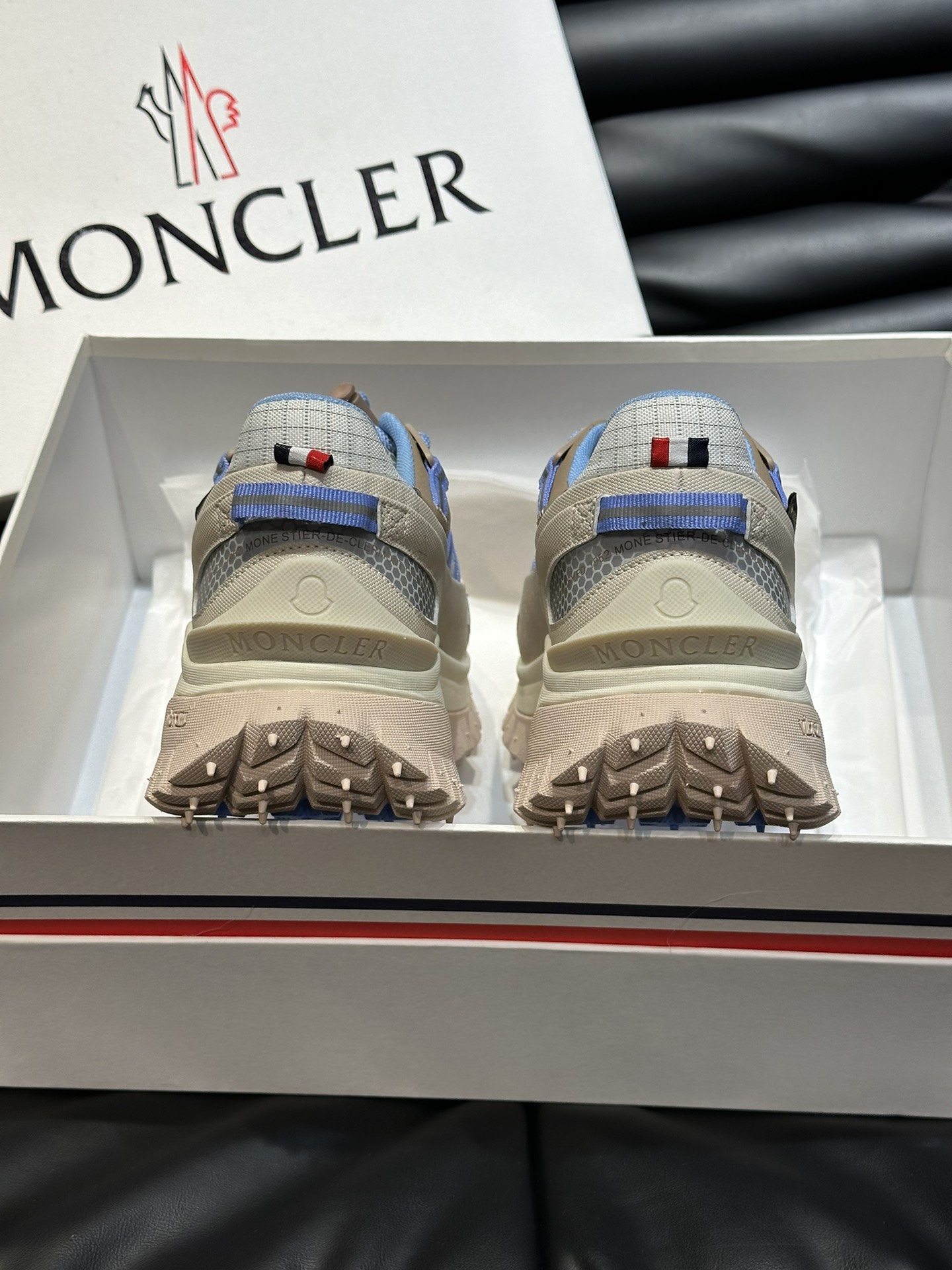 Moncler/蒙口情侣款户外系带运动鞋具有舒适防滑性能采用皮革和科技面料制成专为户外跑步或都市漫步而设