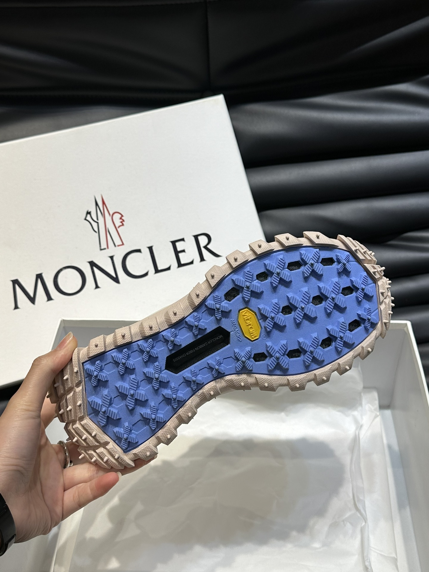 Moncler/蒙口情侣款户外系带运动鞋具有舒适防滑性能采用皮革和科技面料制成专为户外跑步或都市漫步而设