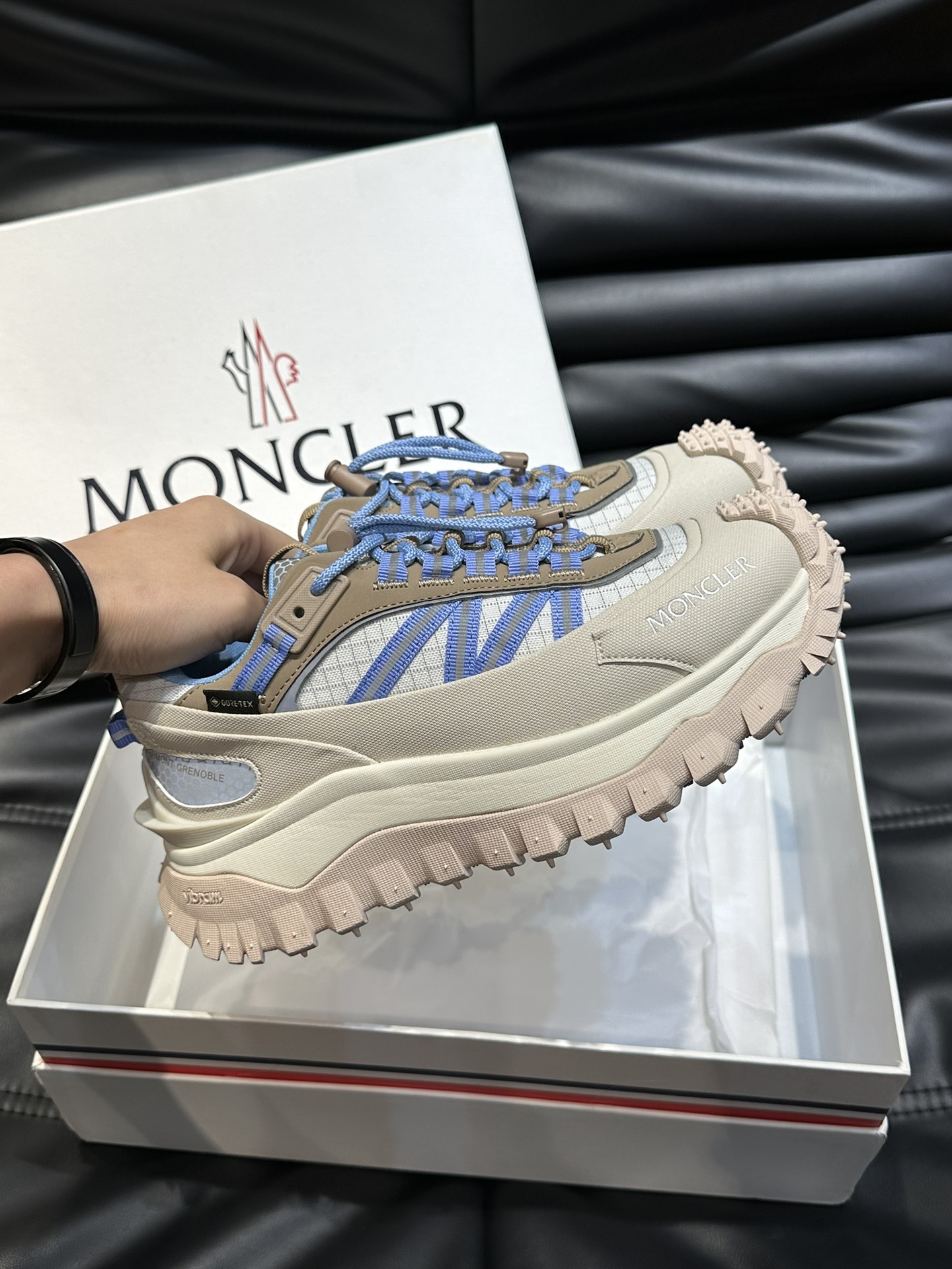 Moncler/蒙口情侣款户外系带运动鞋具有舒适防滑性能采用皮革和科技面料制成专为户外跑步或都市漫步而设