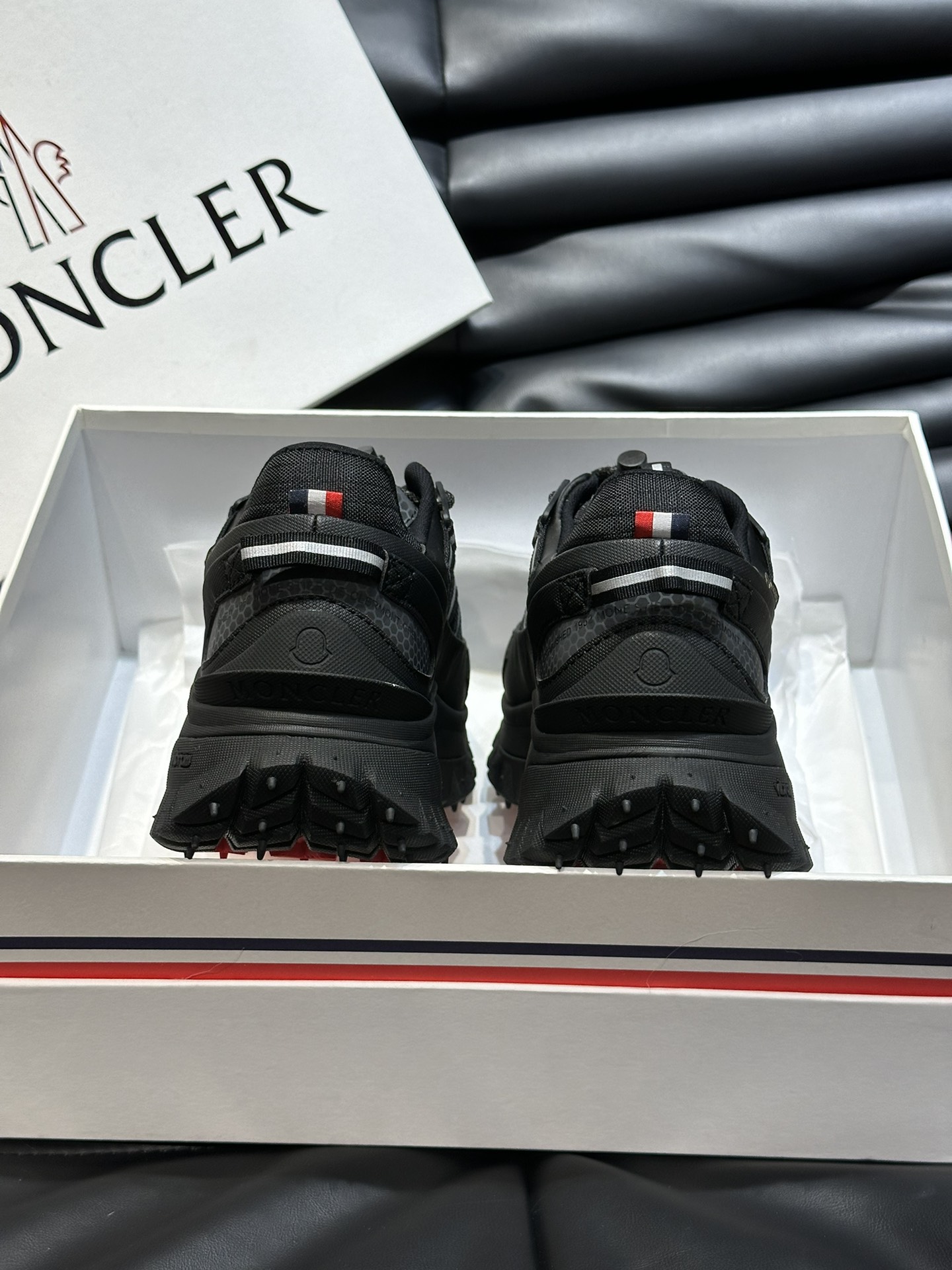 Moncler/蒙口情侣款户外系带运动鞋具有舒适防滑性能采用皮革和科技面料制成专为户外跑步或都市漫步而设