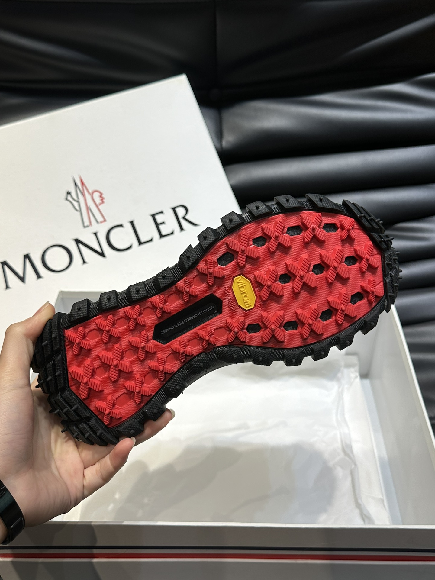 Moncler/蒙口情侣款户外系带运动鞋具有舒适防滑性能采用皮革和科技面料制成专为户外跑步或都市漫步而设