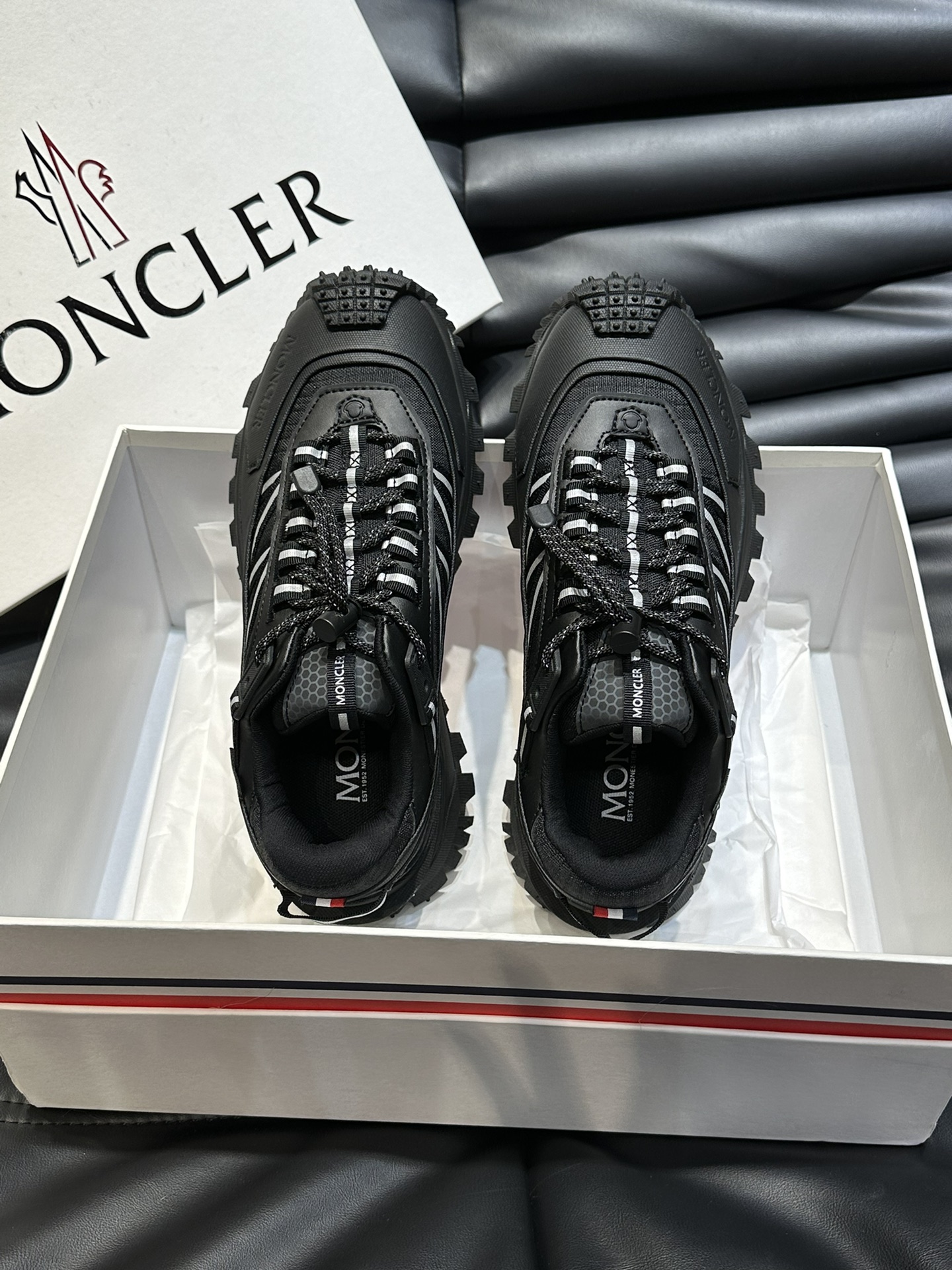 Moncler/蒙口情侣款户外系带运动鞋具有舒适防滑性能采用皮革和科技面料制成专为户外跑步或都市漫步而设