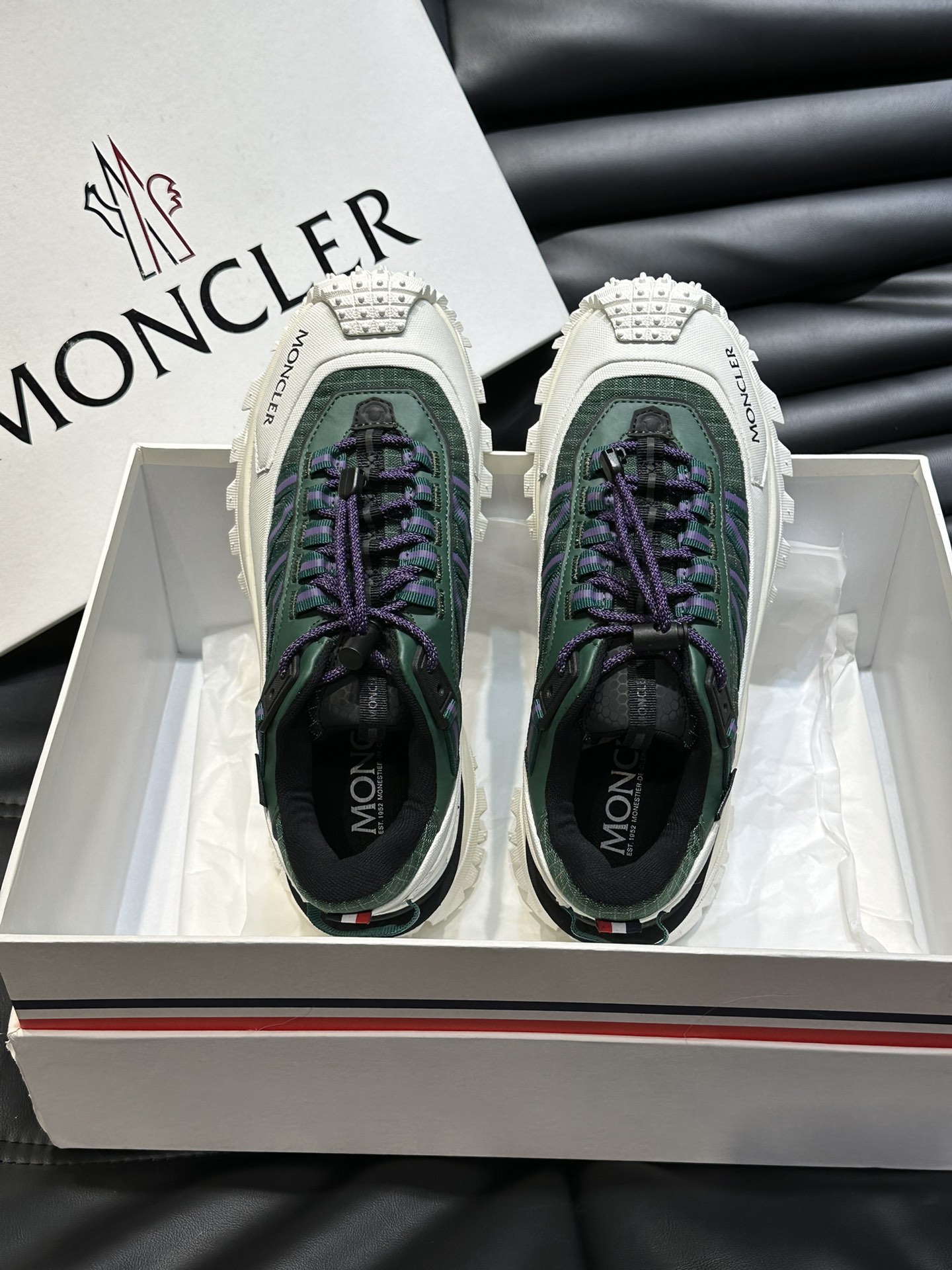 Moncler/蒙口情侣款户外系带运动鞋具有舒适防滑性能采用皮革和科技面料制成专为户外跑步或都市漫步而设