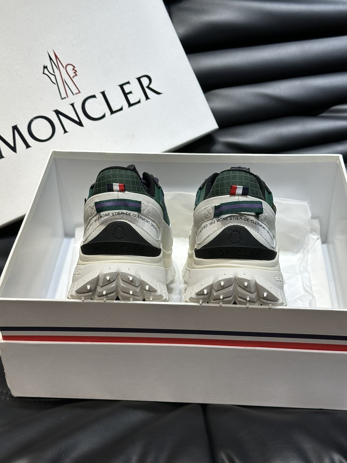 Moncler/蒙口情侣款户外系带运动鞋具有舒适防滑性能采用皮革和科技面料制成专为户外跑步或都市漫步而设