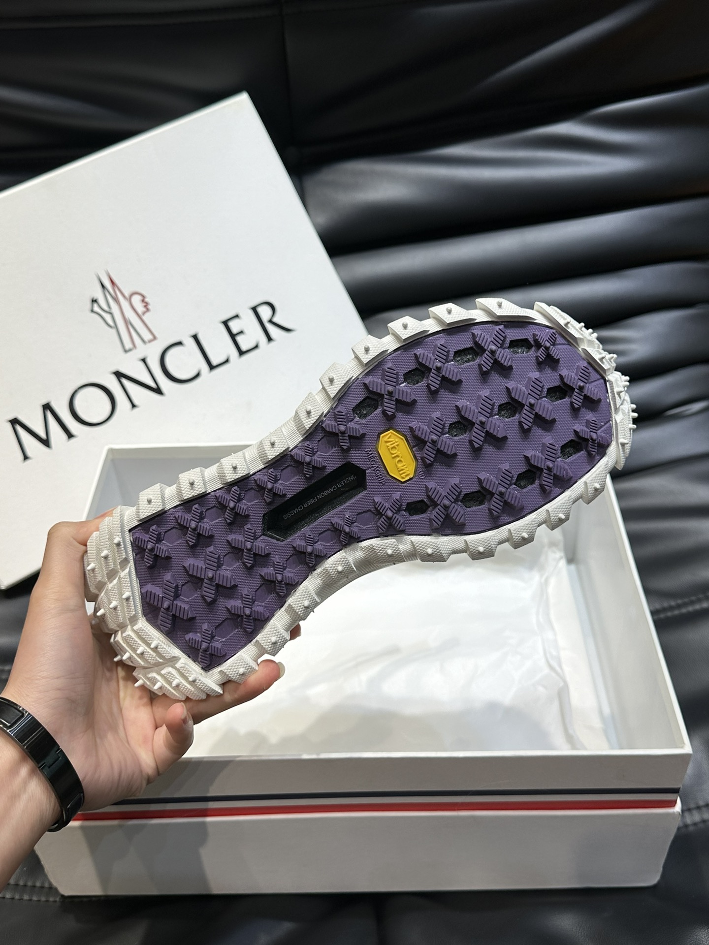 Moncler/蒙口情侣款户外系带运动鞋具有舒适防滑性能采用皮革和科技面料制成专为户外跑步或都市漫步而设