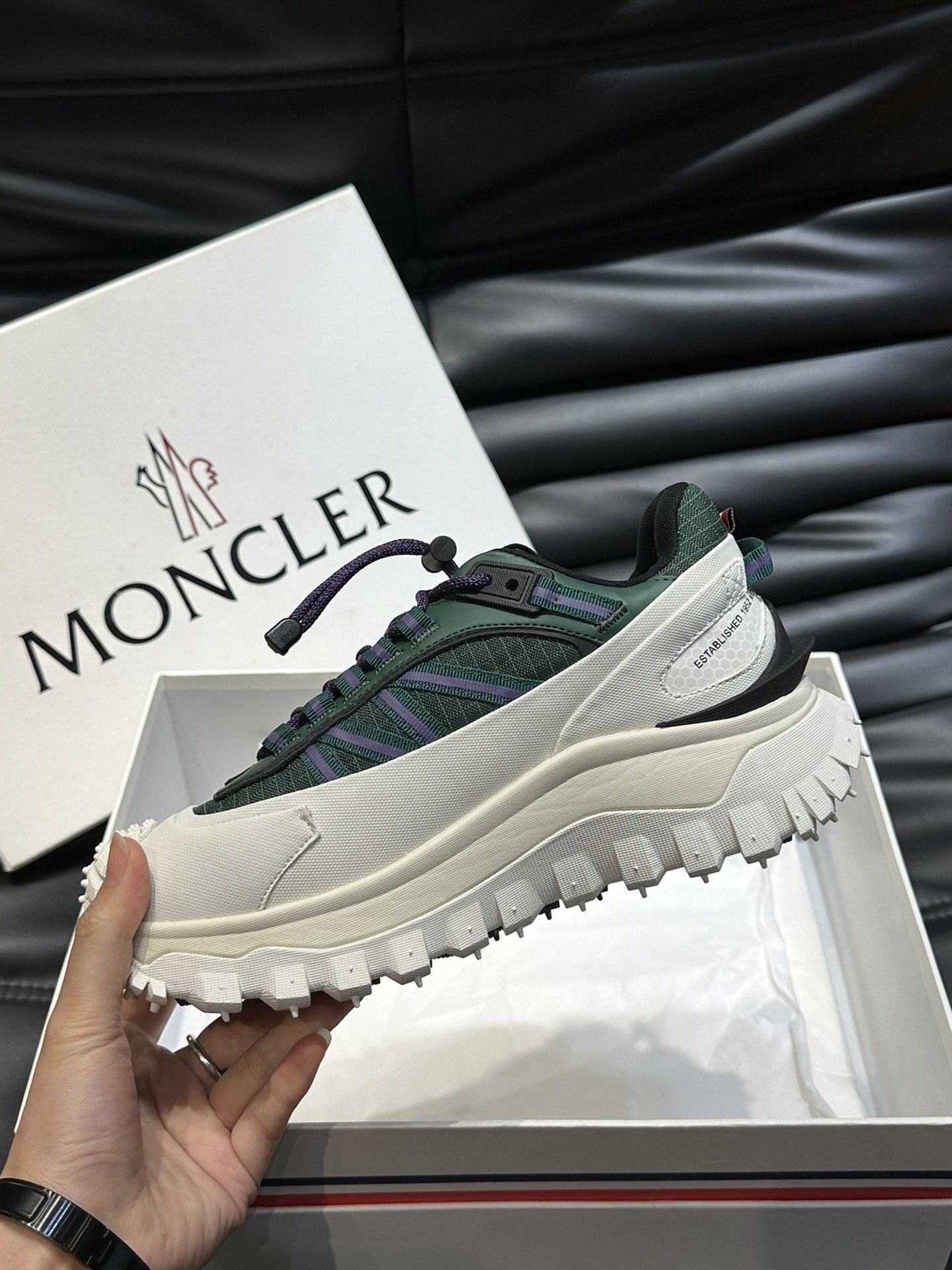 Moncler/蒙口情侣款户外系带运动鞋具有舒适防滑性能采用皮革和科技面料制成专为户外跑步或都市漫步而设