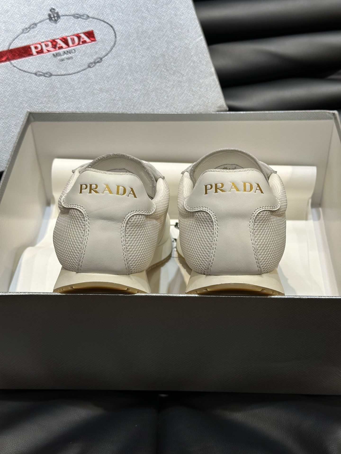 Prad*普拉达2024春夏新品男士高端运动鞋这款运动鞋休闲百搭选用进口牛皮拼透气网面材质打造进口牛皮内