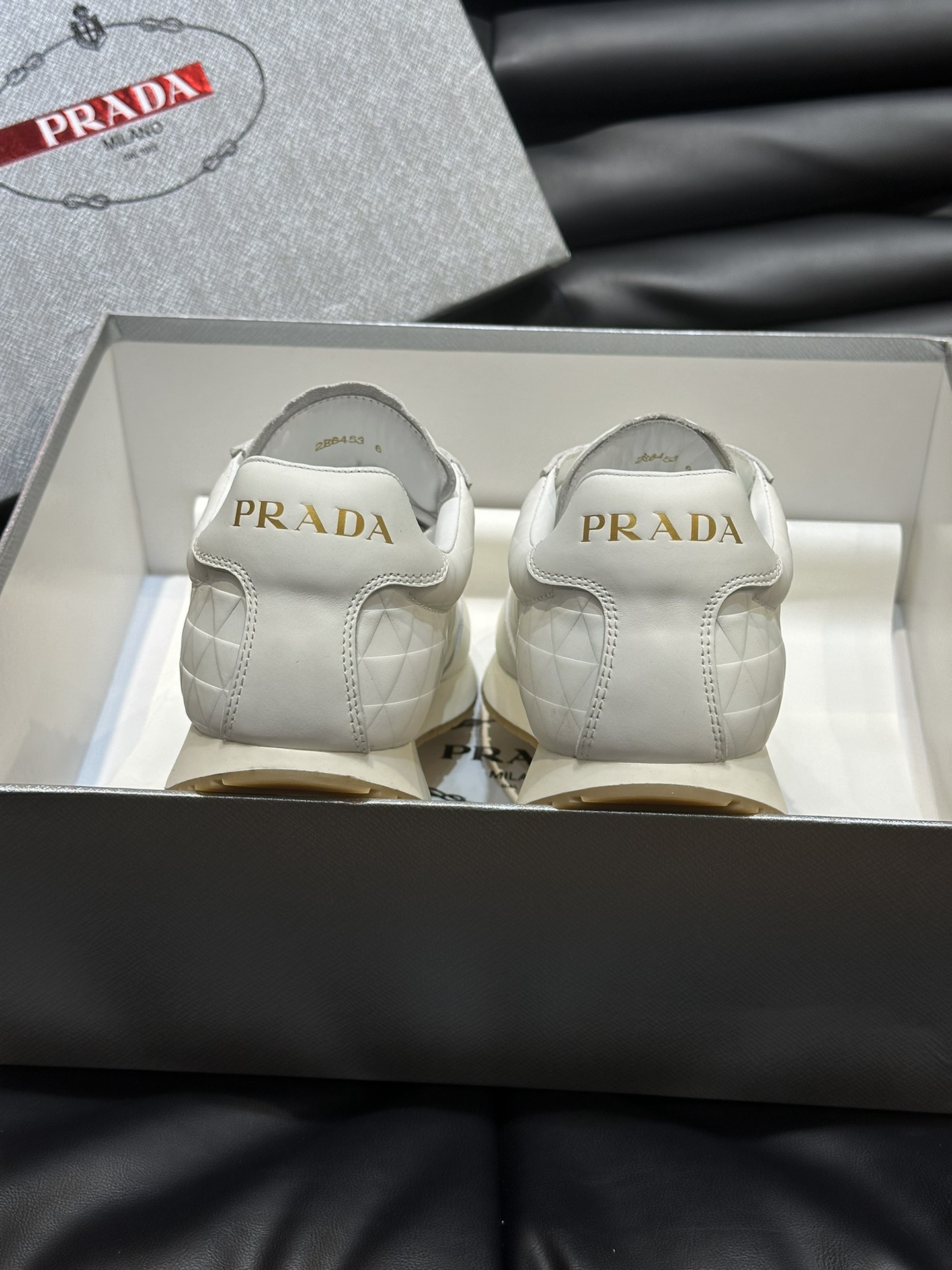 Prad*普拉达2024春夏新品男士高端运动鞋这款运动鞋休闲百搭选用进口牛皮打造进口牛皮内里轻质发泡大底