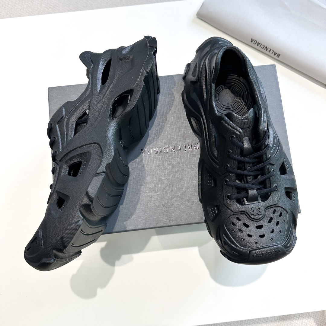 BALENCIAGA/巴黎世家情侣款户外半拖凉鞋洞洞鞋出货BALENCIAGA总是出其不意这款凉拖从鞋面