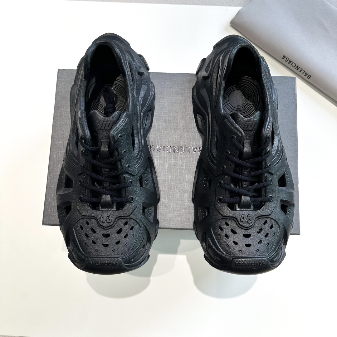 BALENCIAGA/巴黎世家情侣款户外半拖凉鞋洞洞鞋出货BALENCIAGA总是出其不意这款凉拖从鞋面