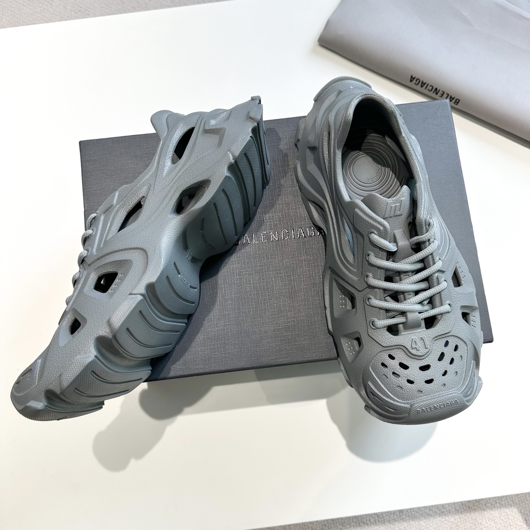 BALENCIAGA/巴黎世家情侣款户外半拖凉鞋洞洞鞋出货BALENCIAGA总是出其不意这款凉拖从鞋面