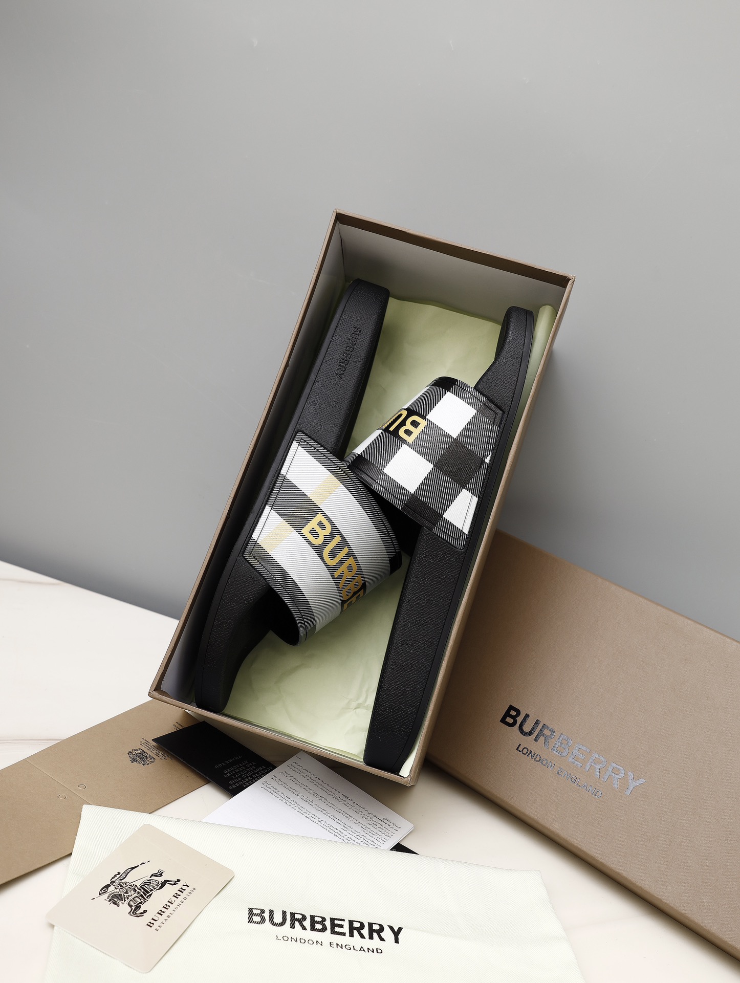 Burberry*夏季必备单品原单格纹经典男士高端拖鞋原厂材质细节均可对比！宽松舒适型时髦单品！Size