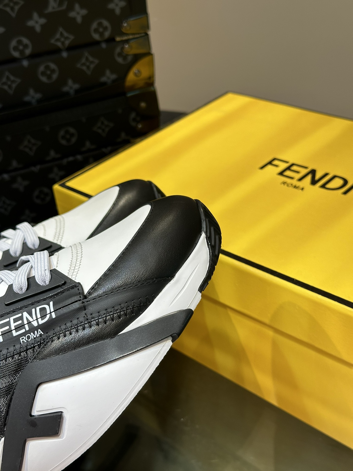 Fend*Flow男士休闲运动鞋搭配松紧带侧拉链刻有F的波纹鞋底鞋跟饰有凸纹FendiFlow字样高科技