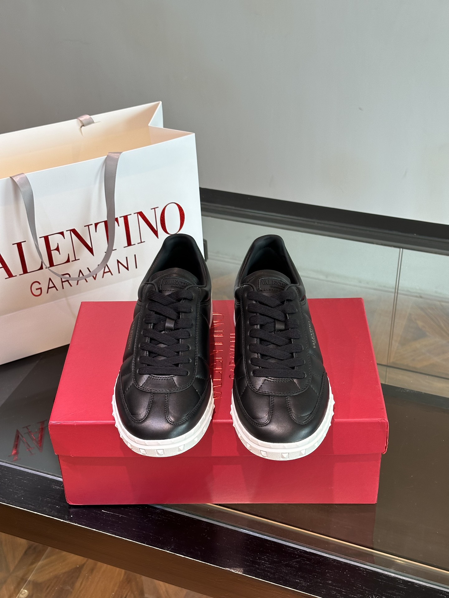 Valentino Skateboard Shoes Unisex Calfskin Cowhide Rubber Fashion Casual