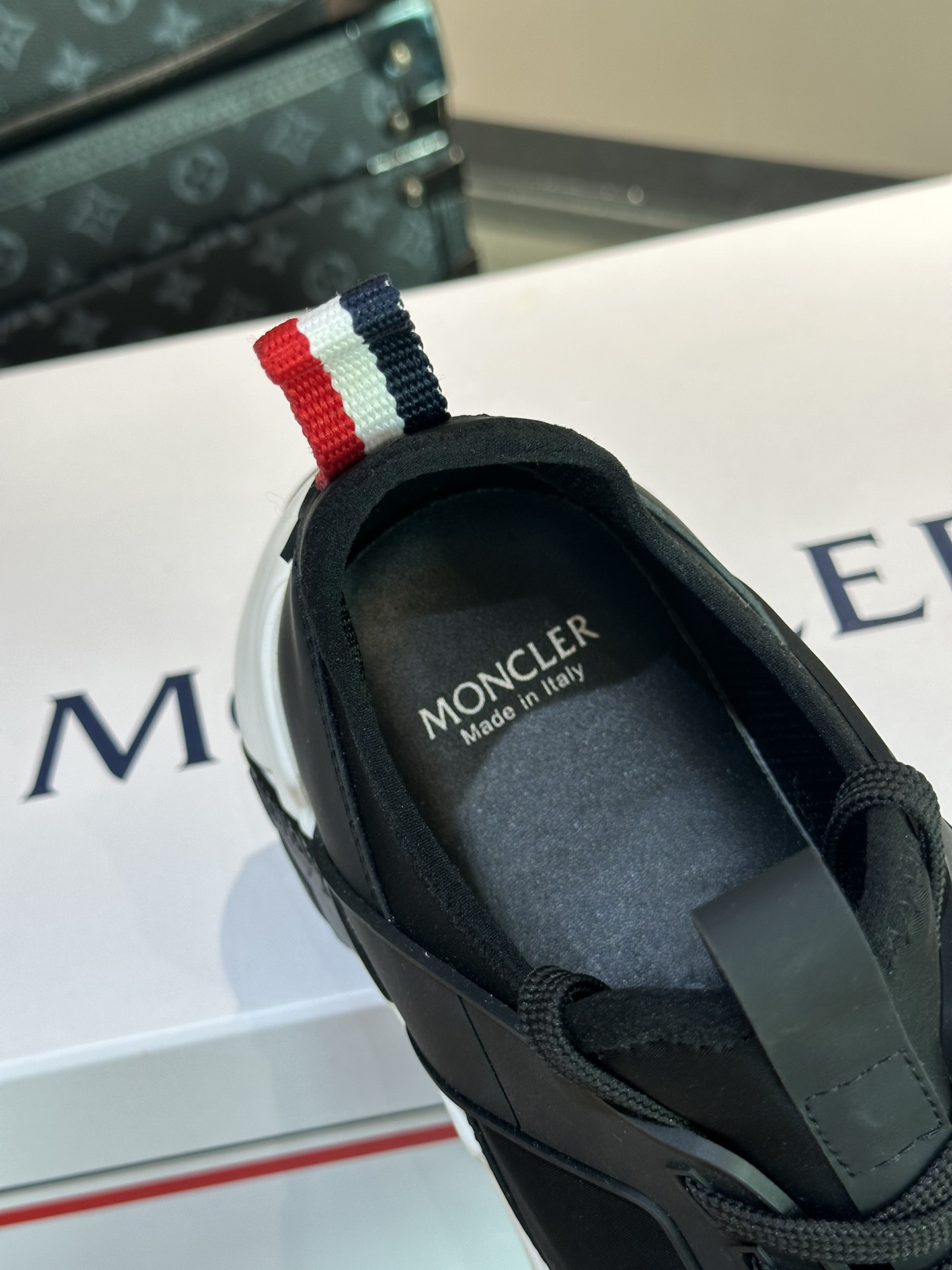 Moncler/蒙口男士休闲运动鞋设有醒目的logo细节橡胶TPU鞋底面整体点缀注塑Moncler徽标兼